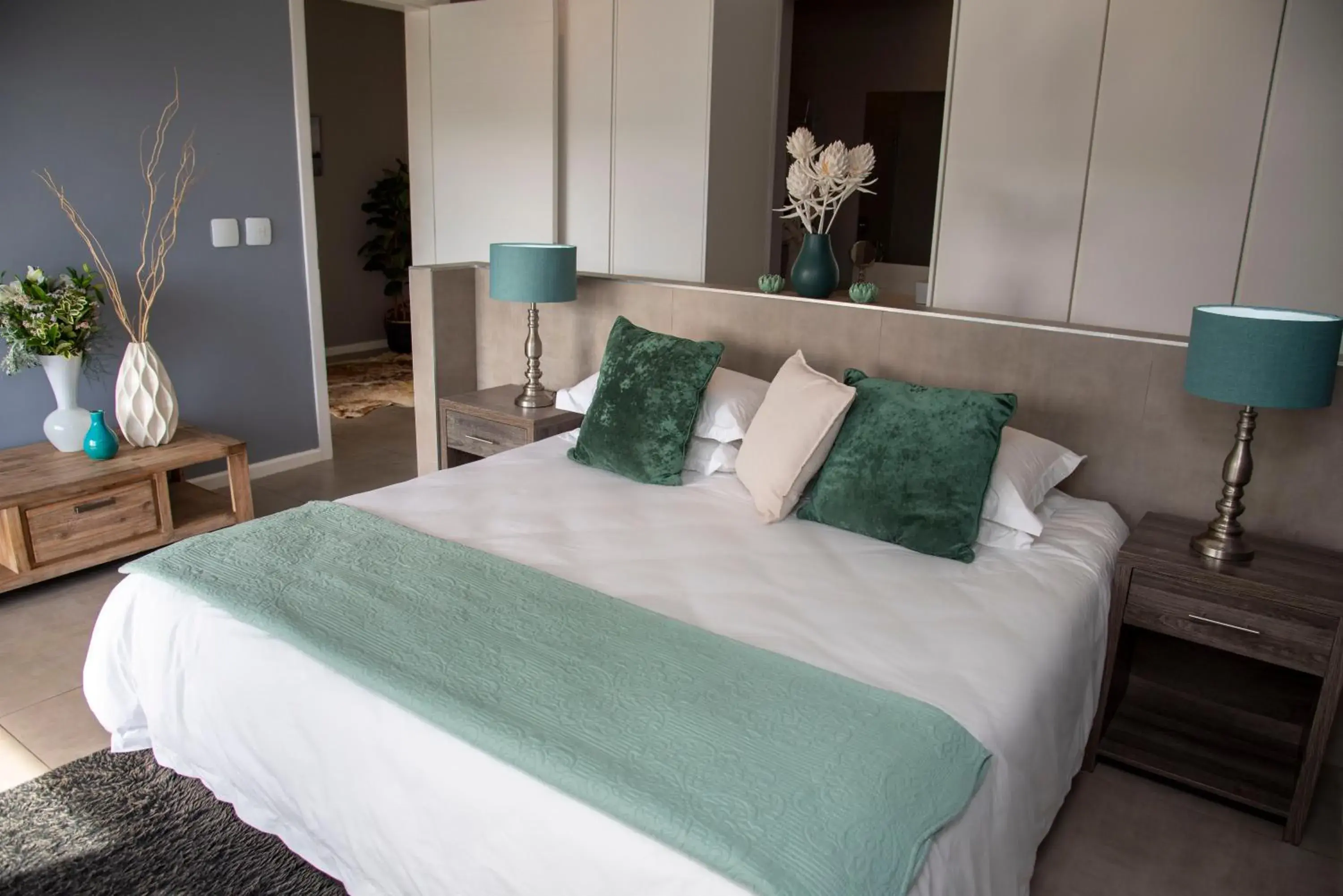 Bedroom, Bed in Crown on the Heads Bedroom, Bed in Crown on the Heads