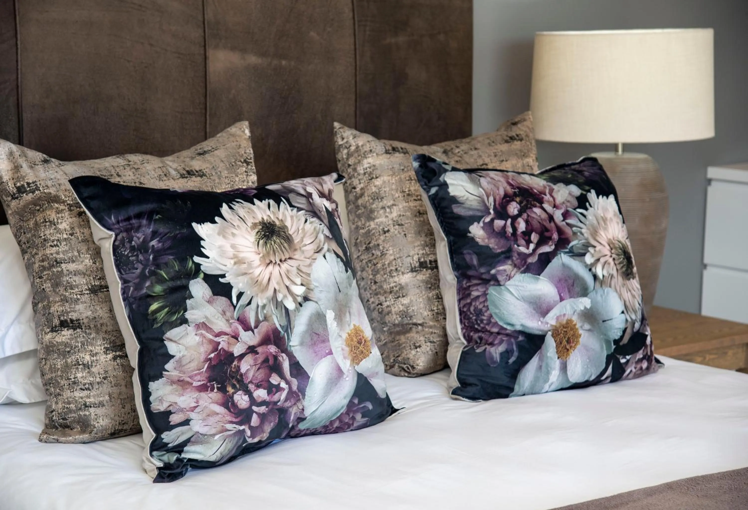 Bed in Crown on the Heads