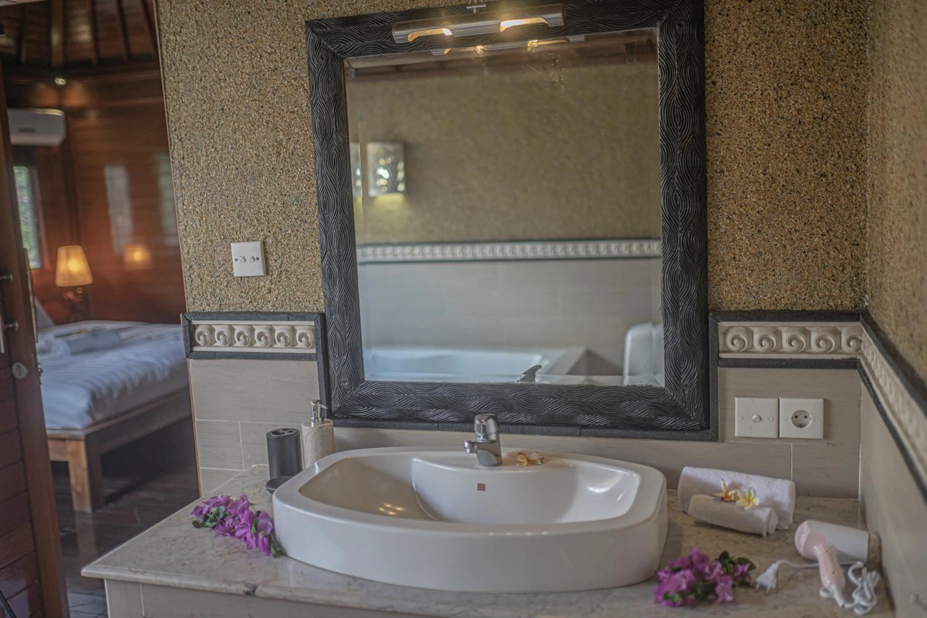 Bathroom, Bed in Panorama Cottages I