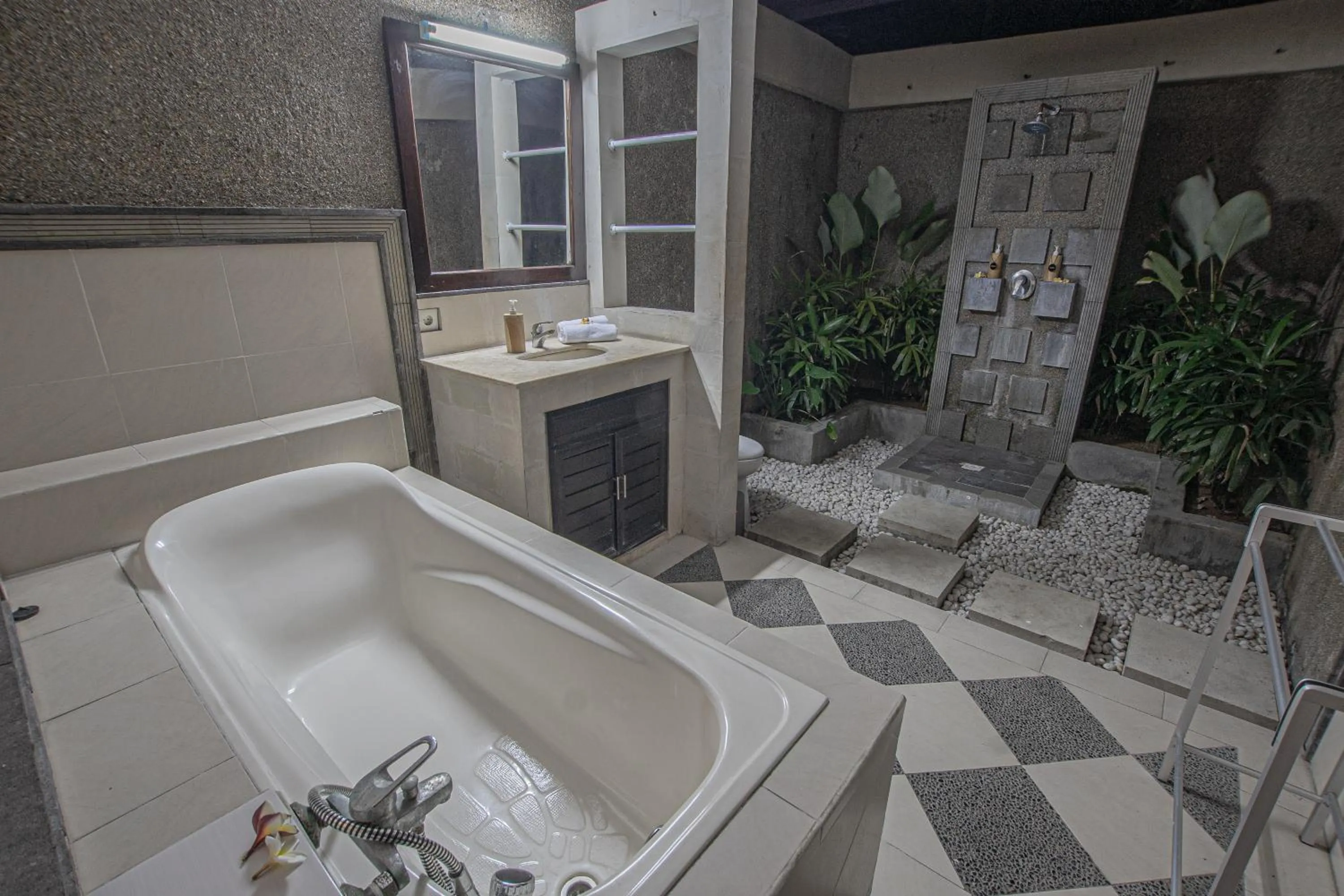 Shower in Panorama Cottages I