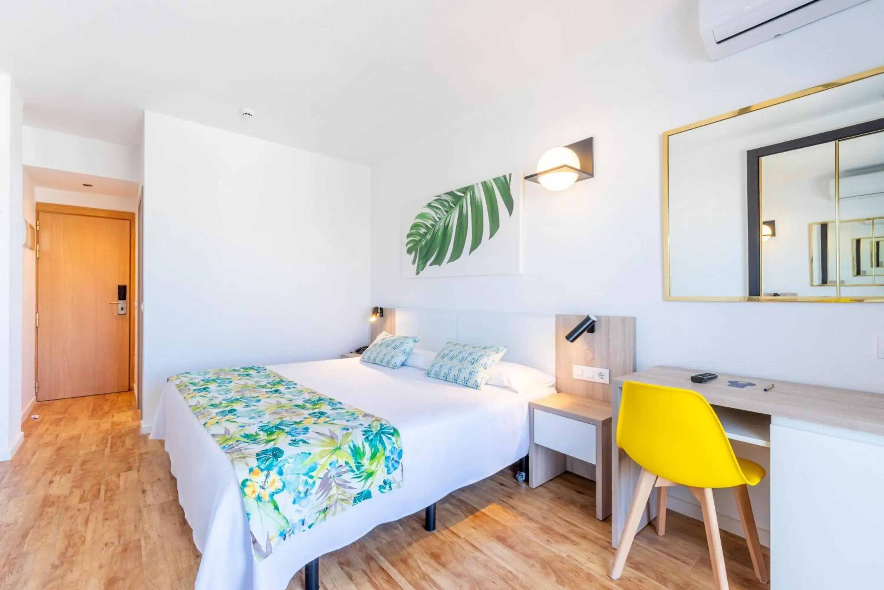 Photo of the whole room, Bed in THB San Fermín Photo of the whole room, Bed in THB San Fermín