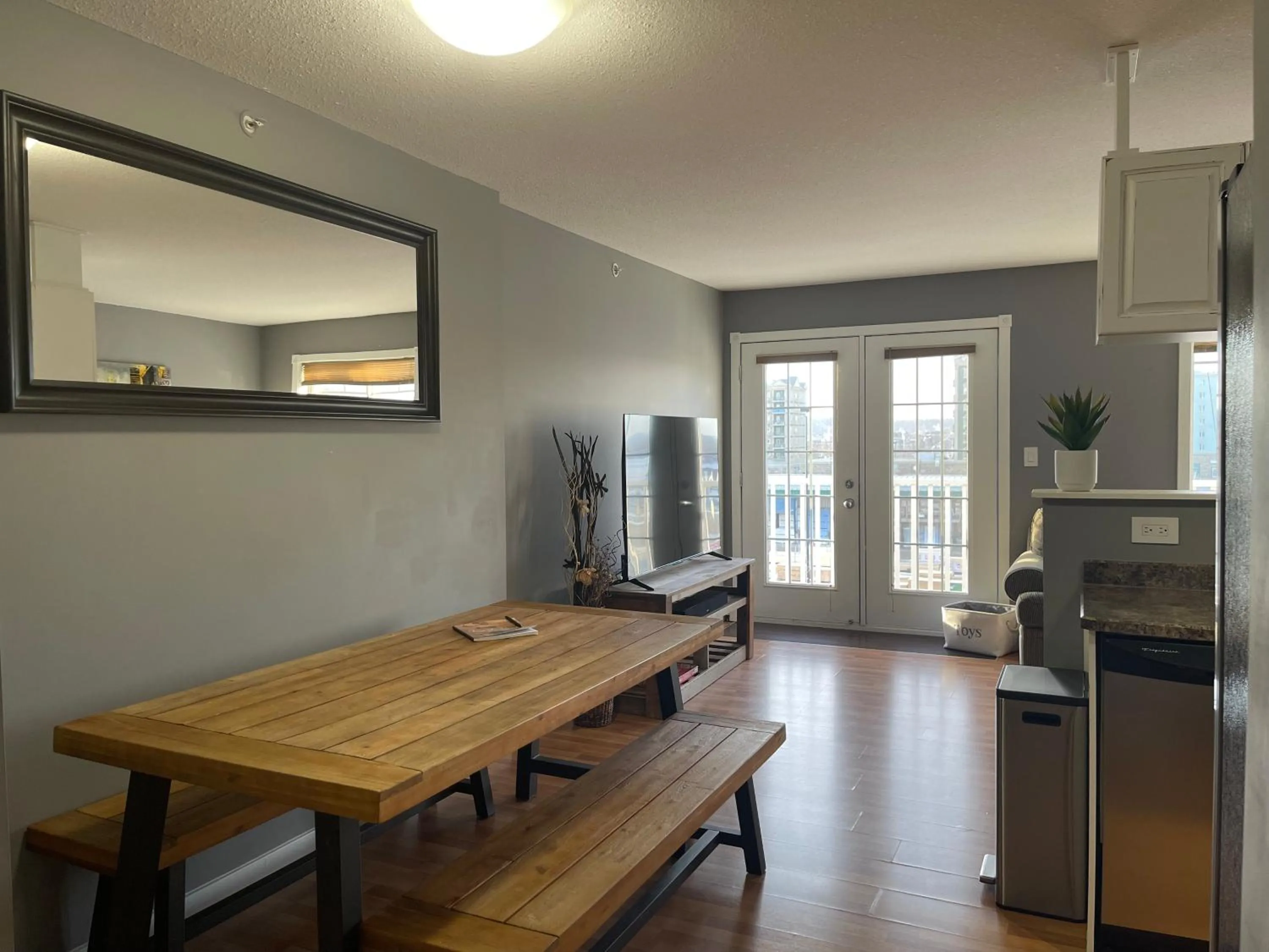 Dining area in Top Floor Riverfront Condo with Stellar Sunsets!