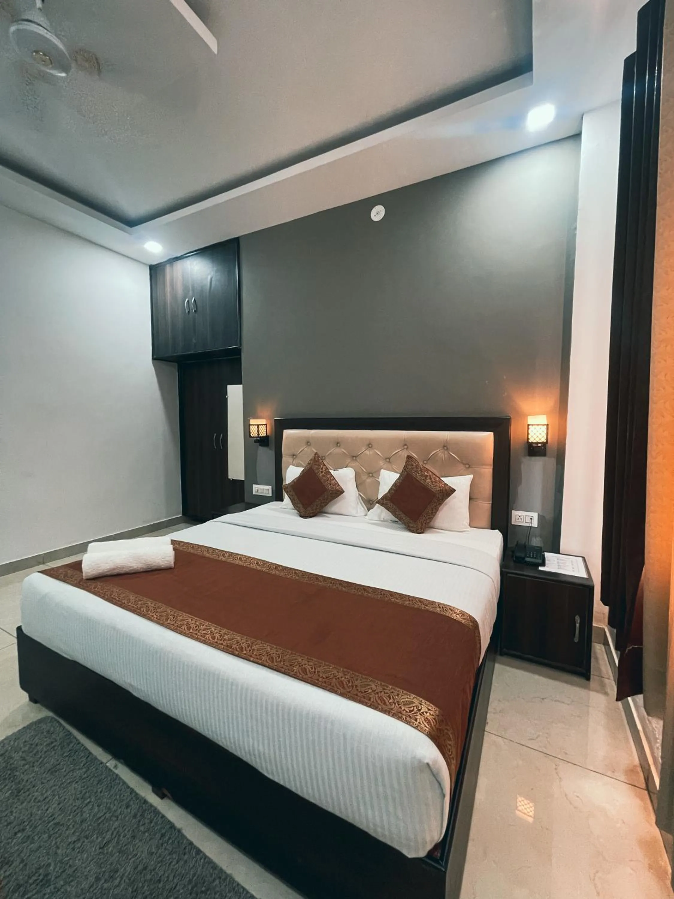 Bedroom, Bed in Blue River Hostel, Rishikesh