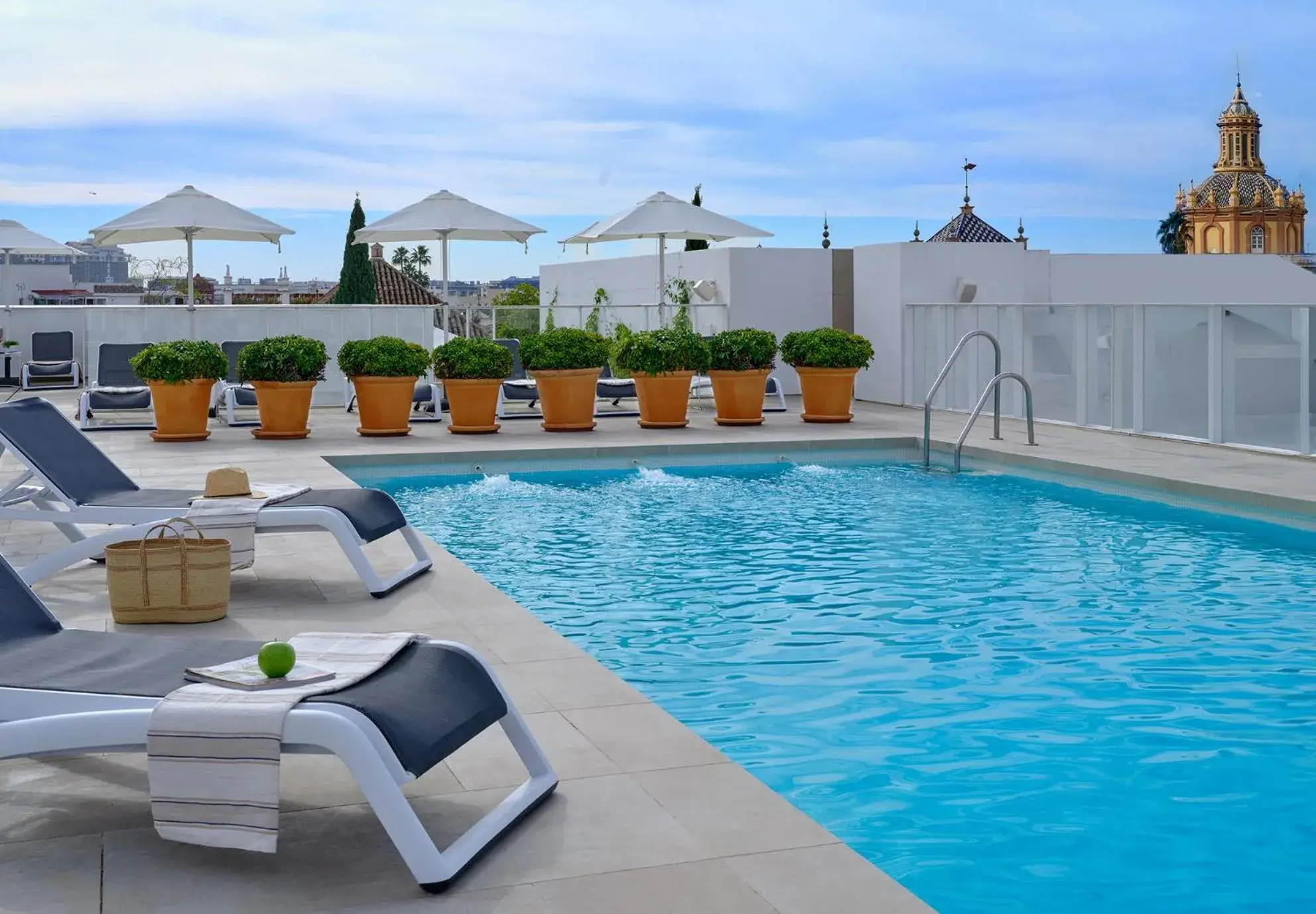 Swimming pool in Hotel Fernando III Swimming pool in Hotel Fernando III