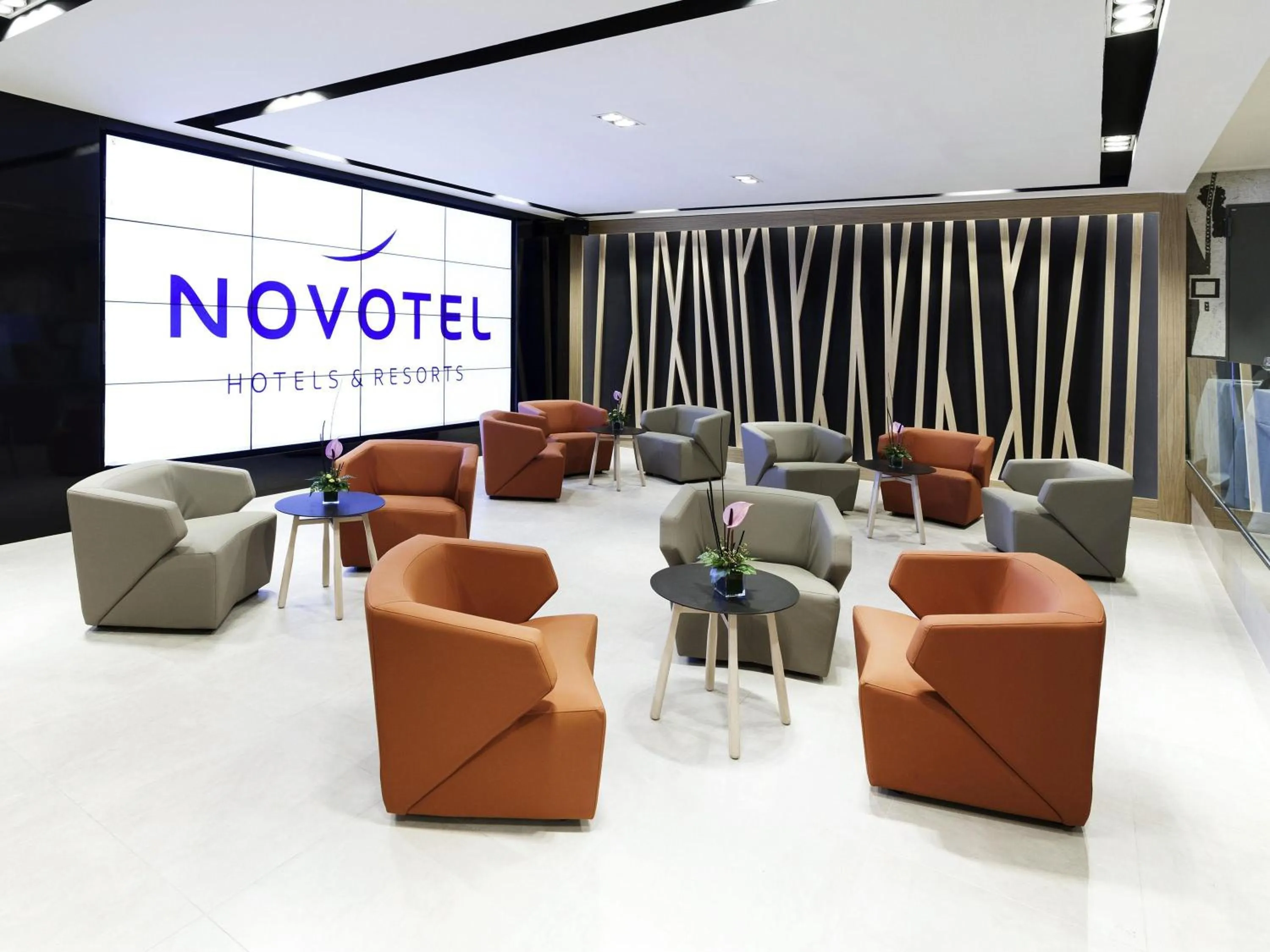 Lounge or bar in Novotel Madrid Center