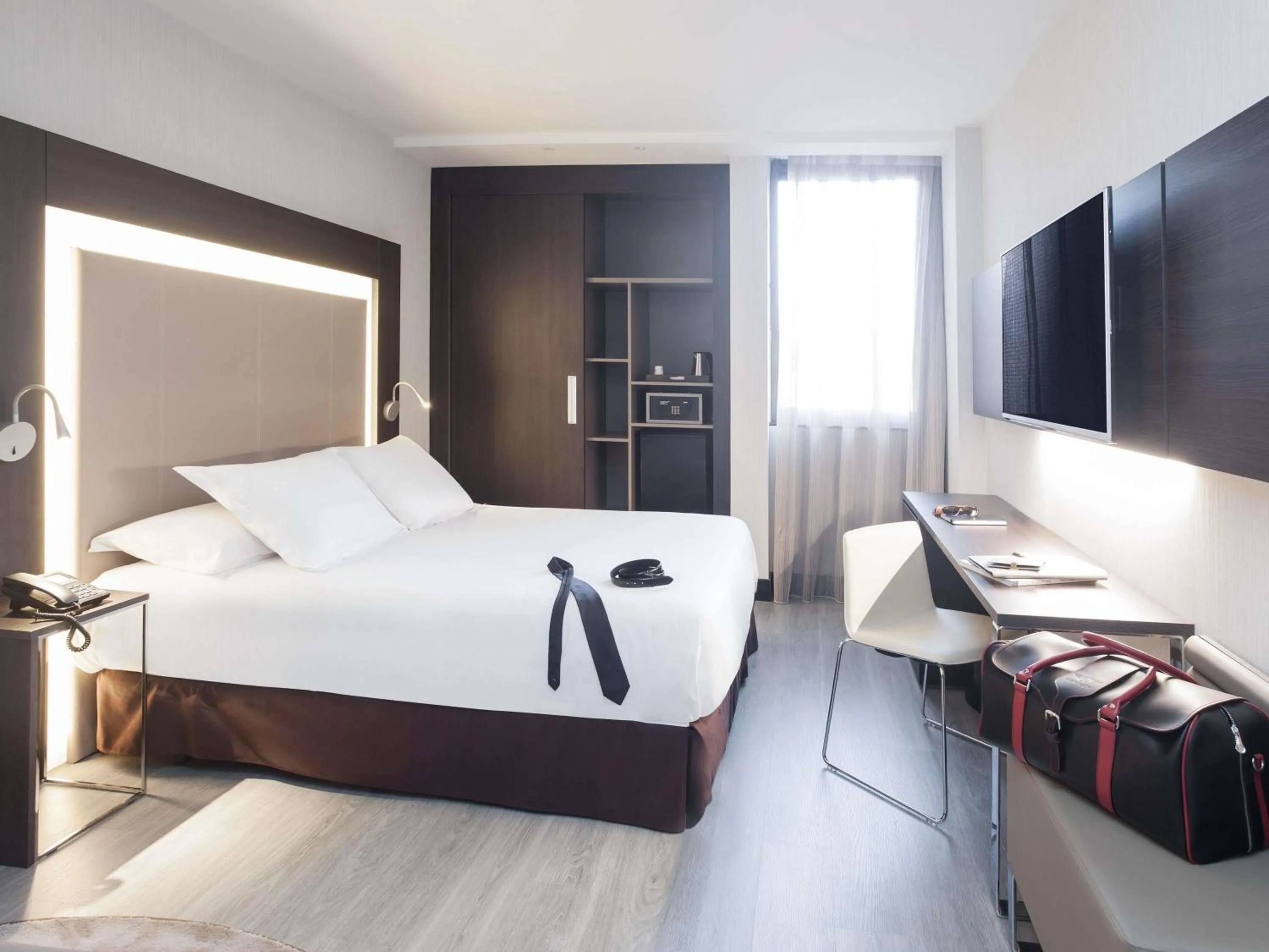 Property building, Bed in Novotel Madrid Center