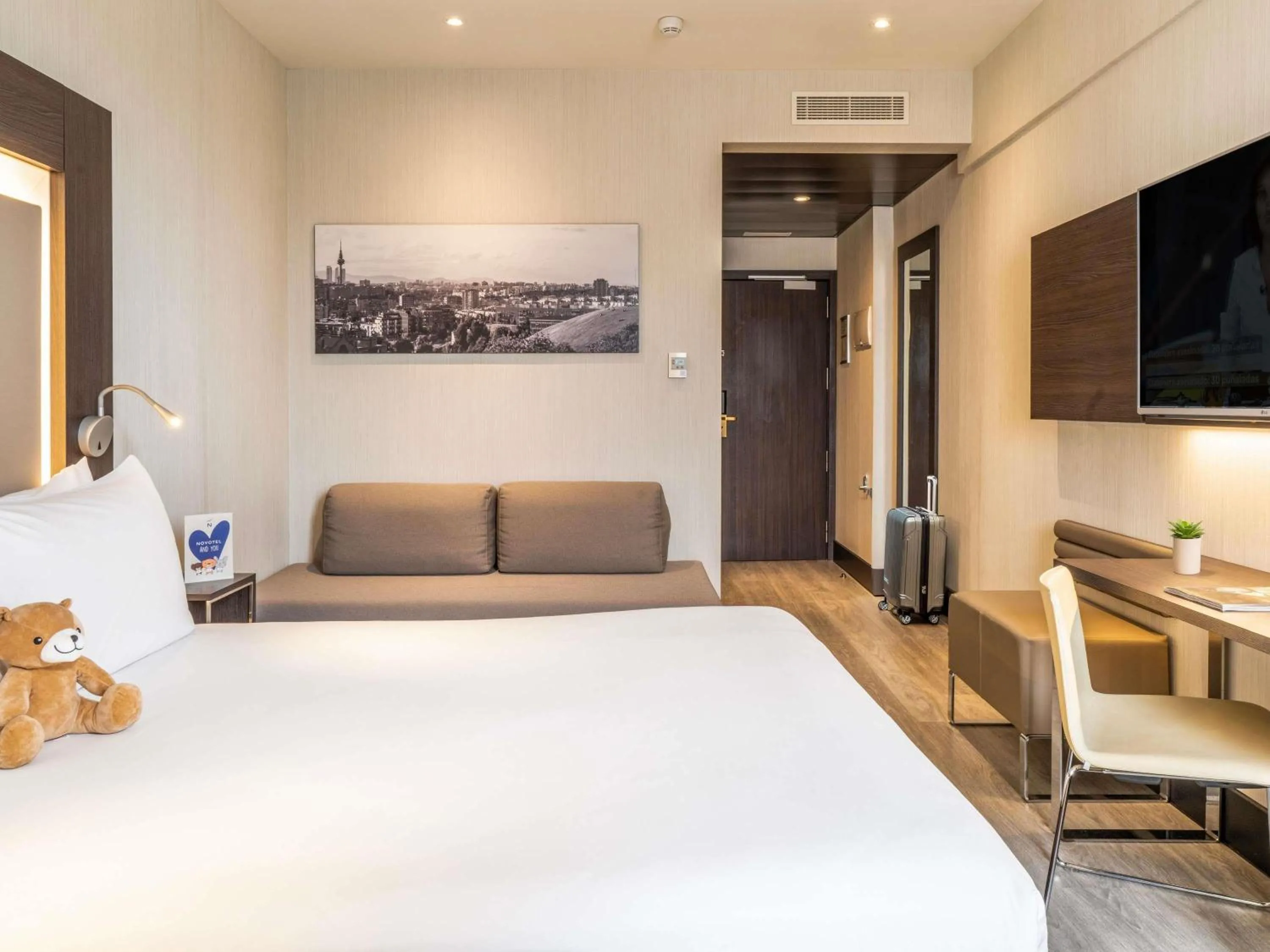 Bedroom, Bed in Novotel Madrid Center