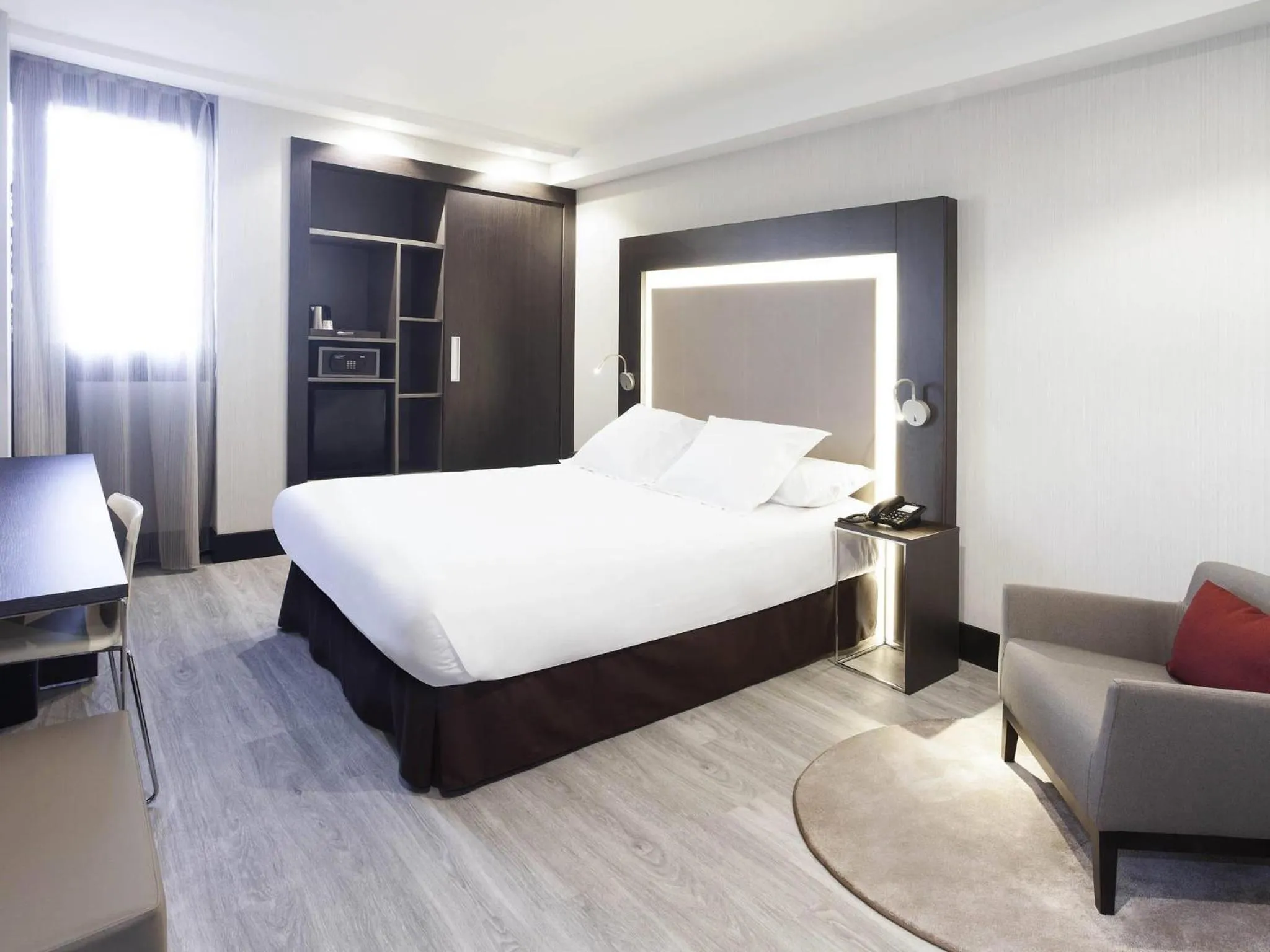 Bedroom, Bed in Novotel Madrid Center
