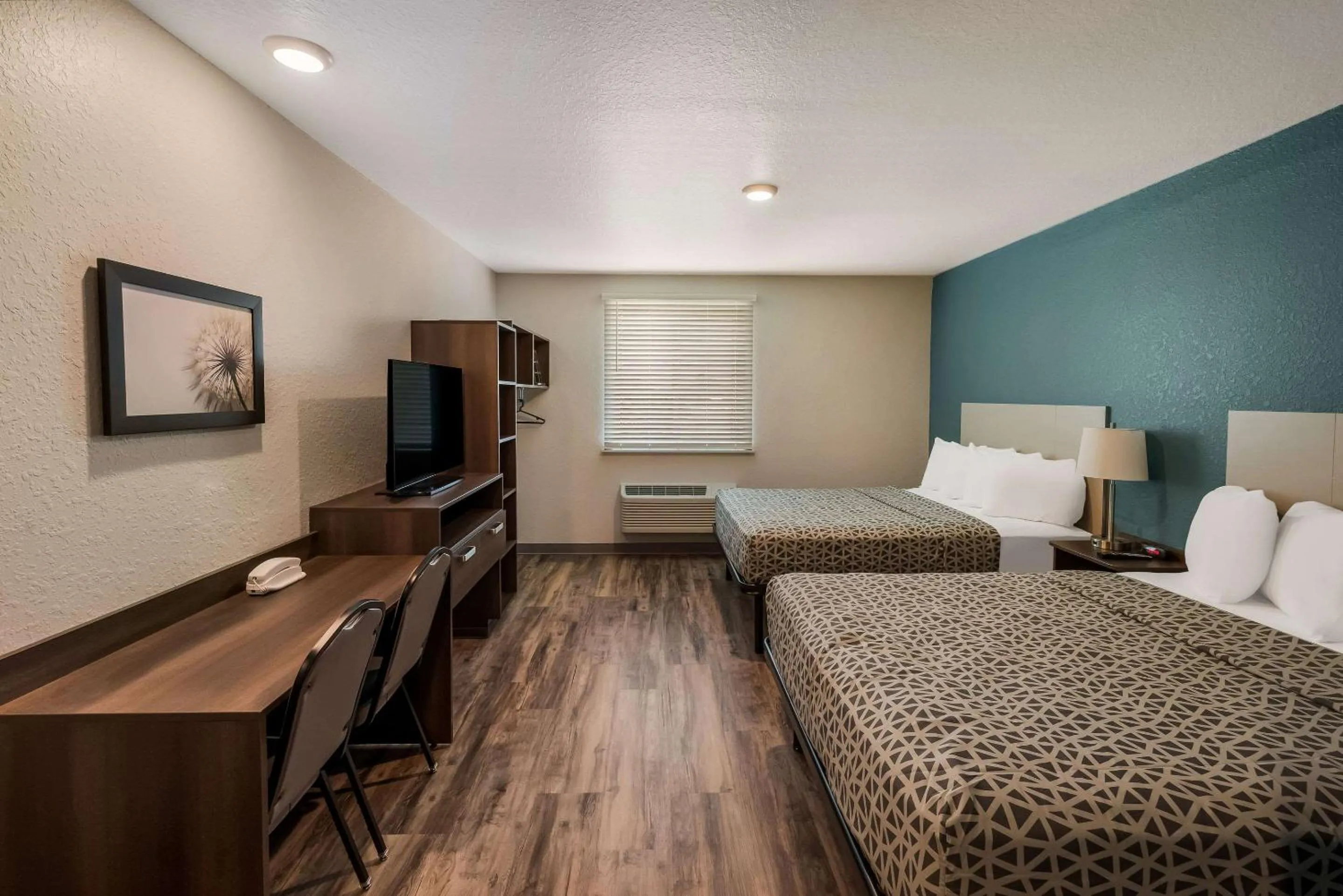 Bedroom, Bed in WoodSpring Suites West Palm Beach