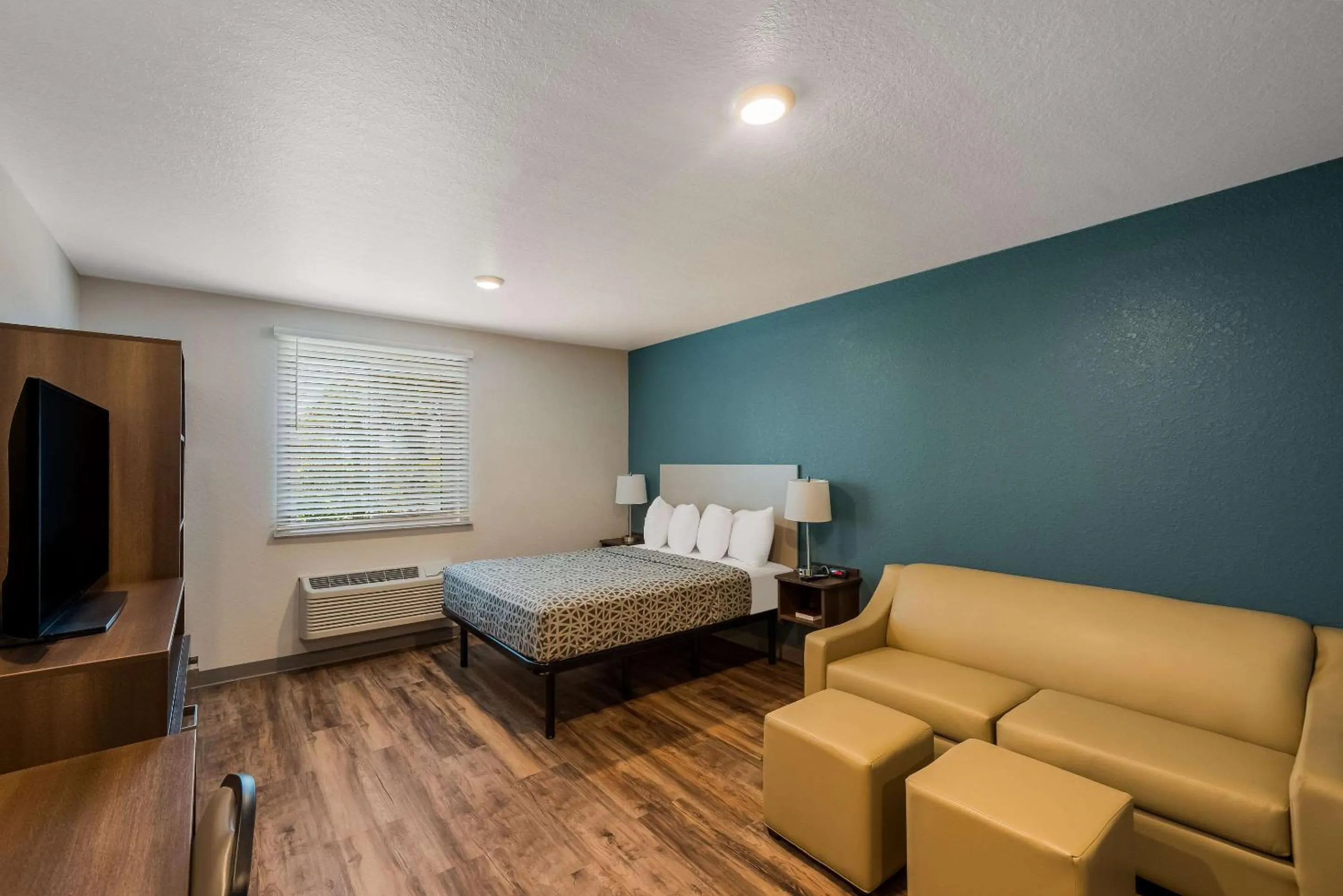 Bedroom, Bed in WoodSpring Suites West Palm Beach