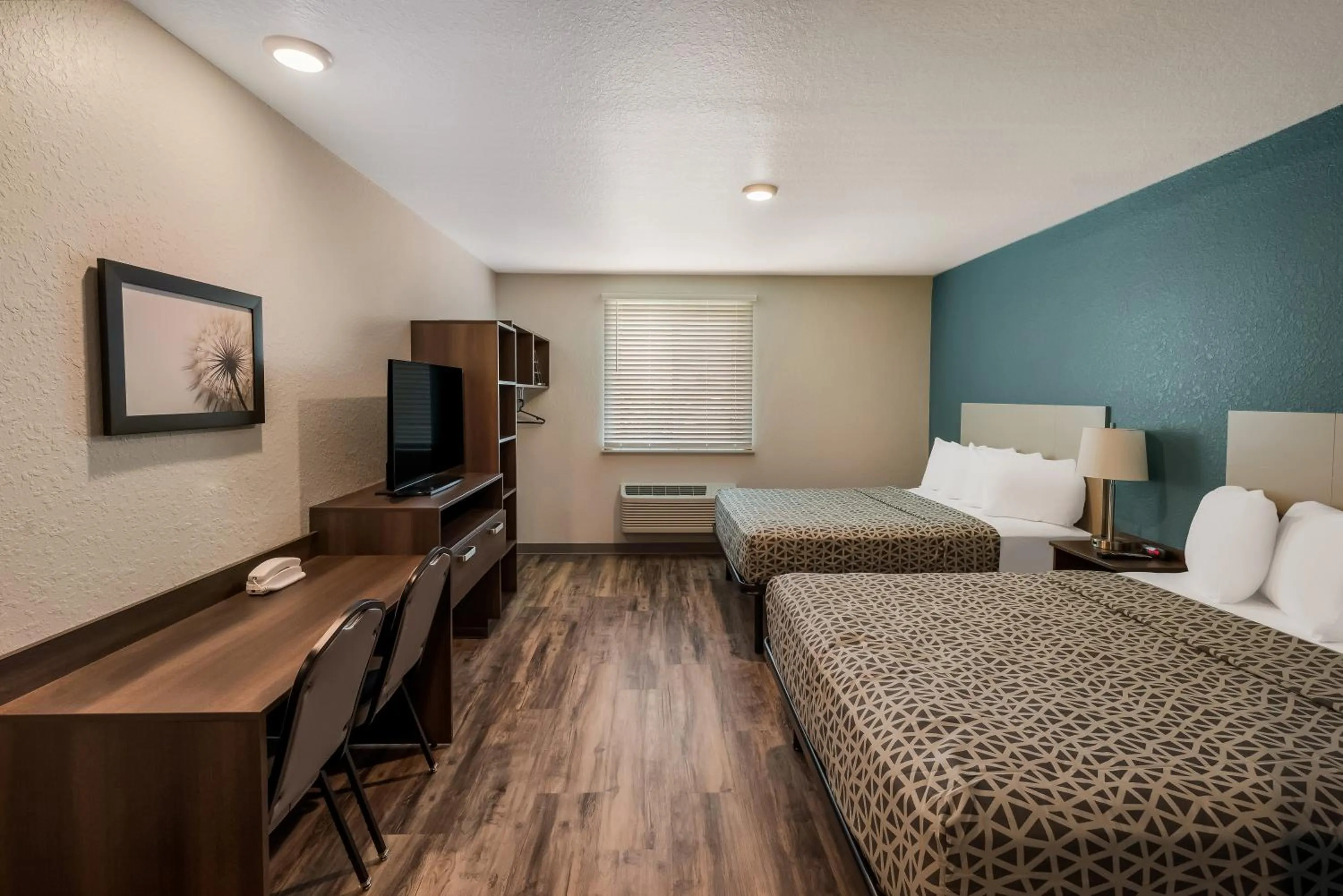 Photo of the whole room, Bed in WoodSpring Suites West Palm Beach
