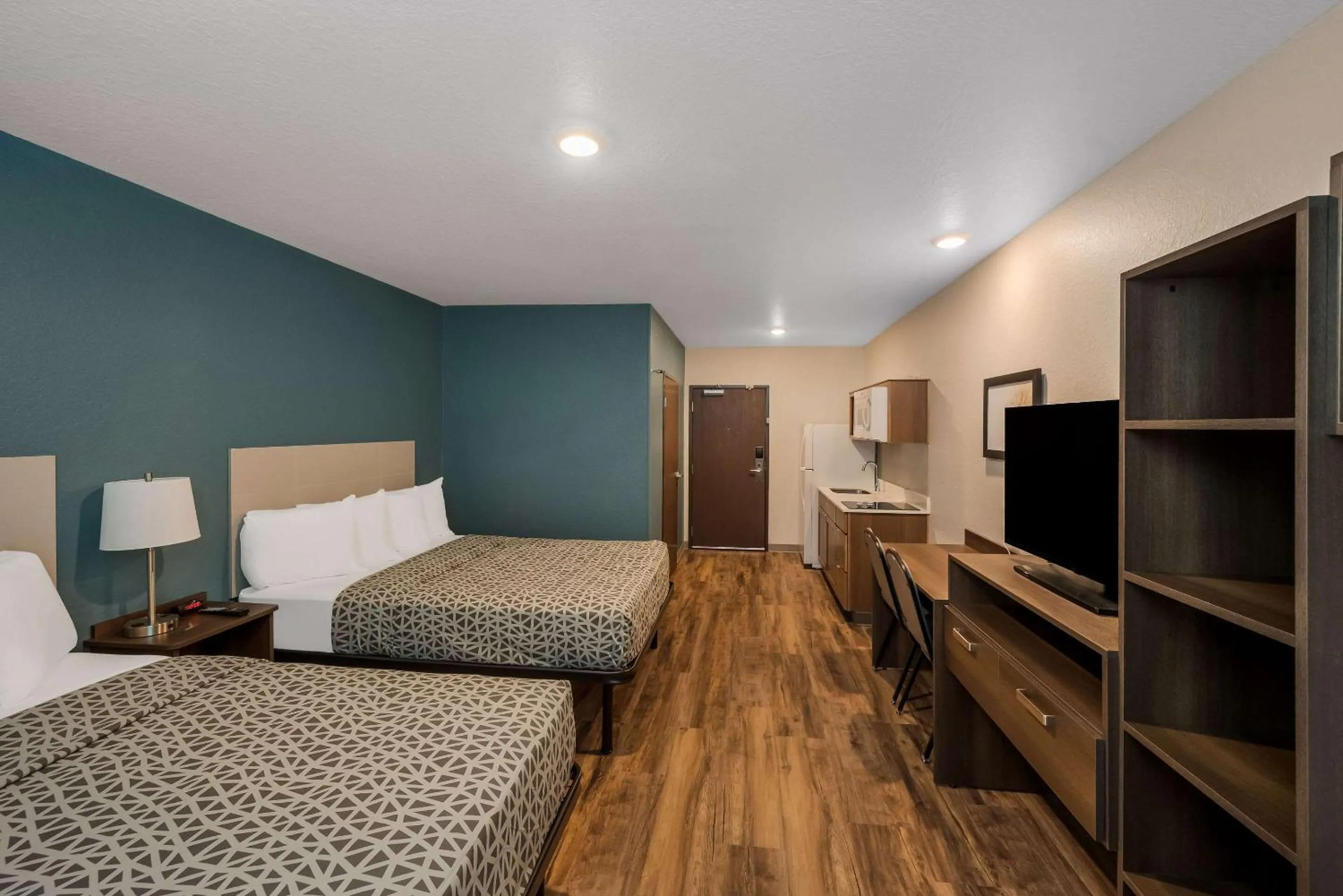 Bedroom, Bed in WoodSpring Suites West Palm Beach