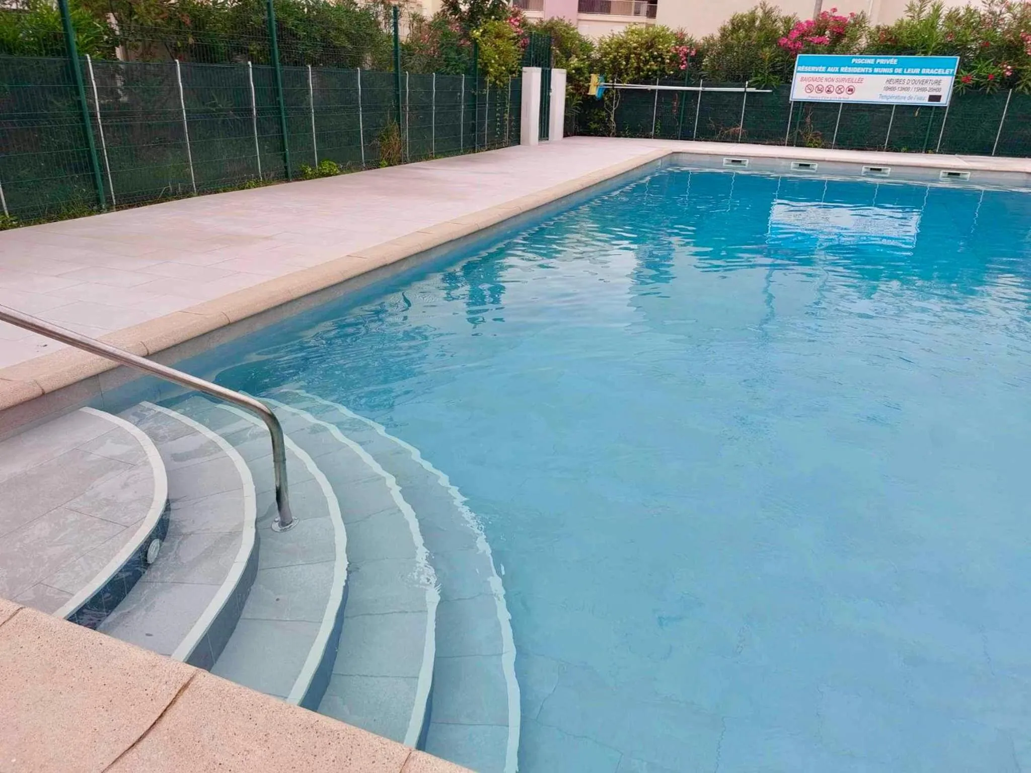 Swimming pool in Appartement grande terrasse Climatisé