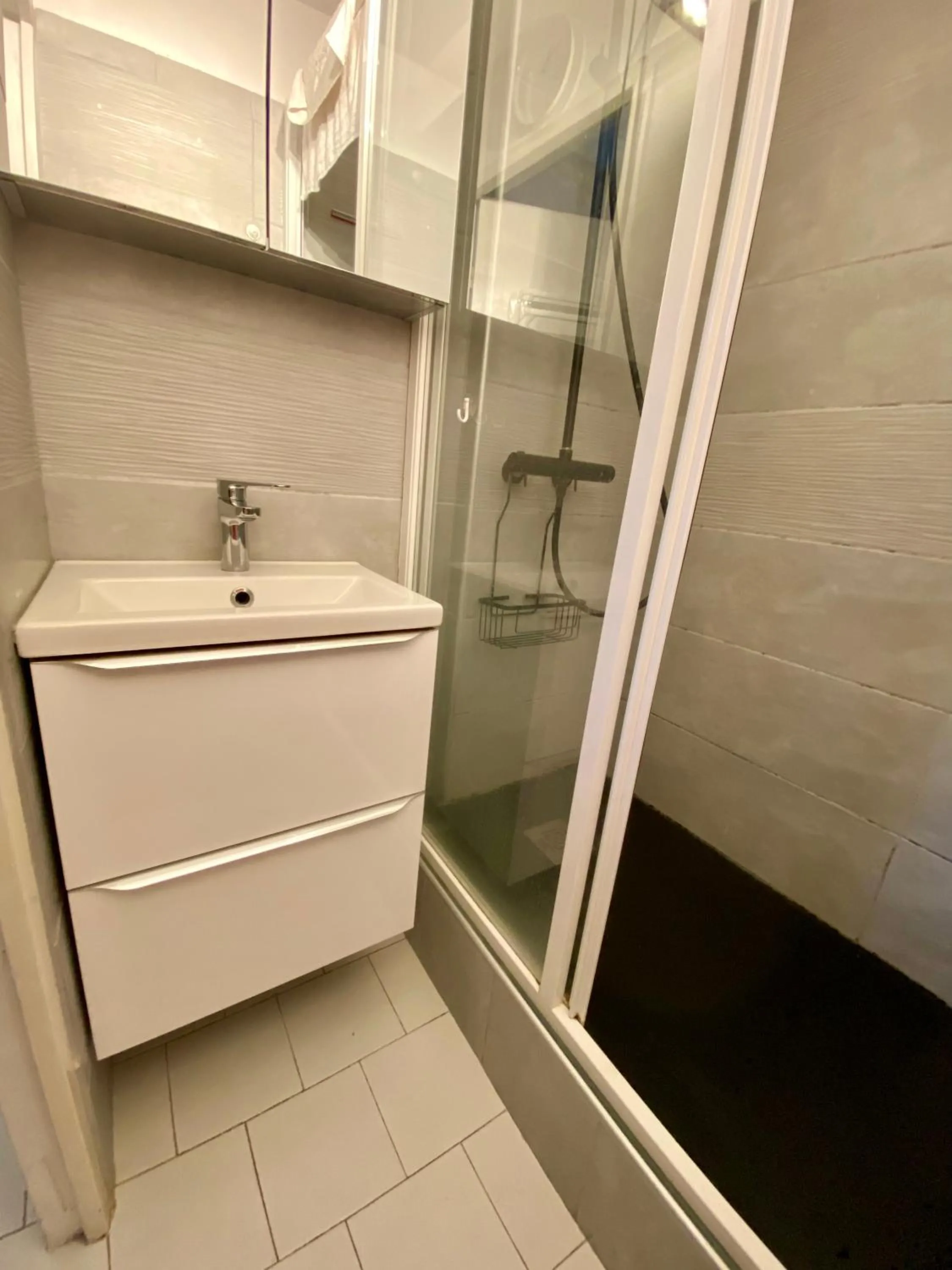 Shower in Appartement grande terrasse Climatisé