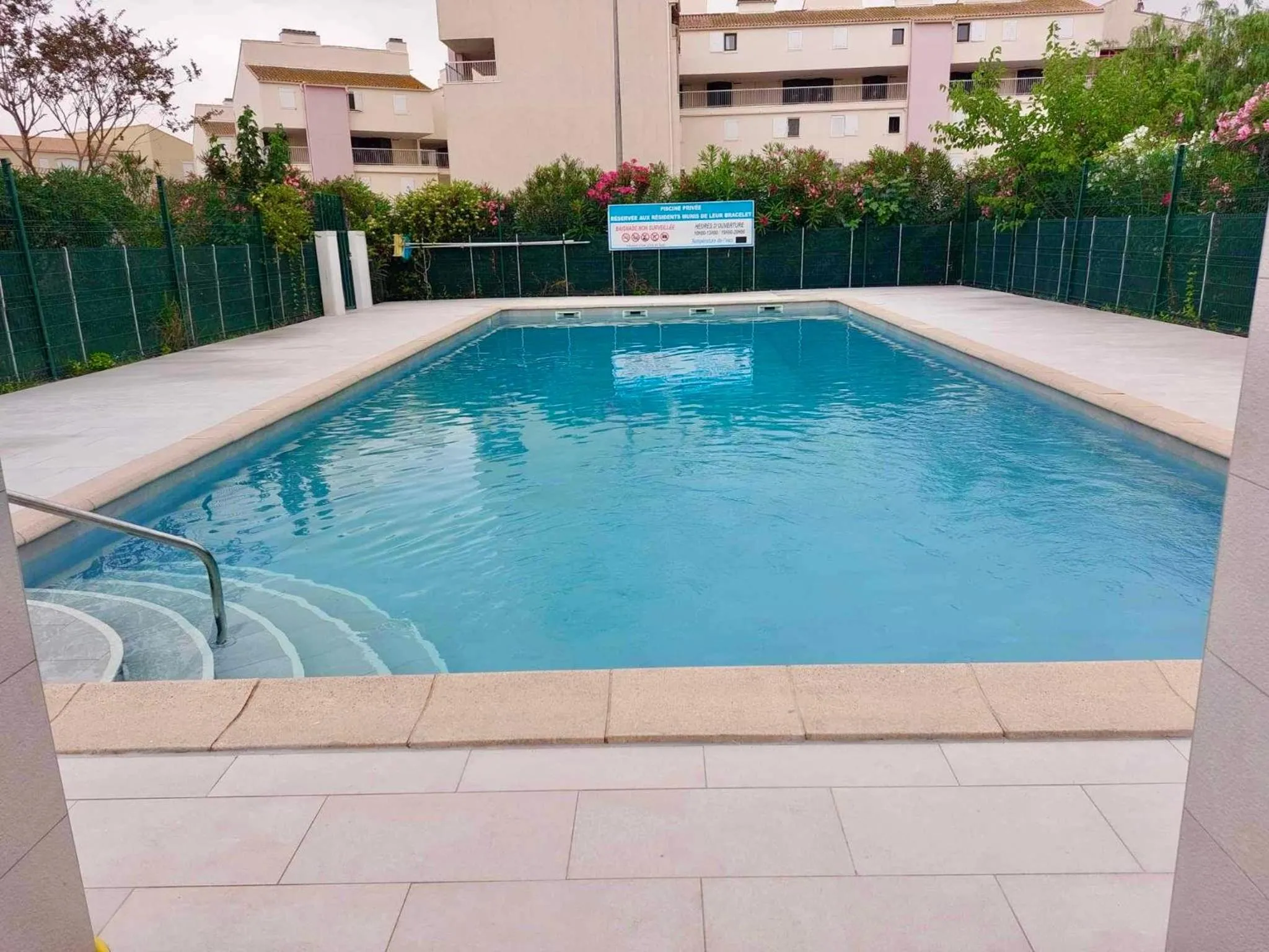 Swimming pool in Appartement grande terrasse Climatisé