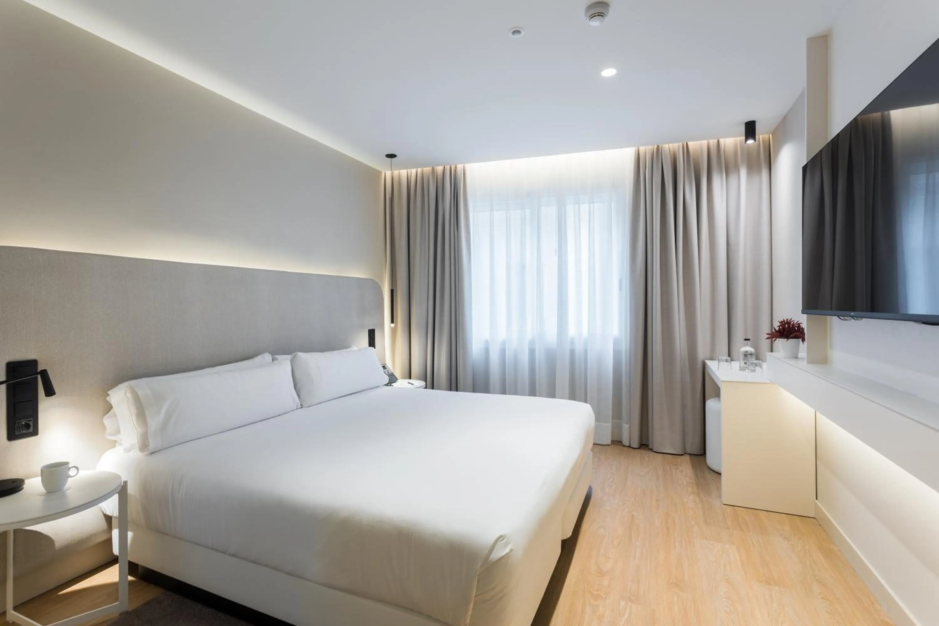 Photo of the whole room, Bed in Royal Ramblas