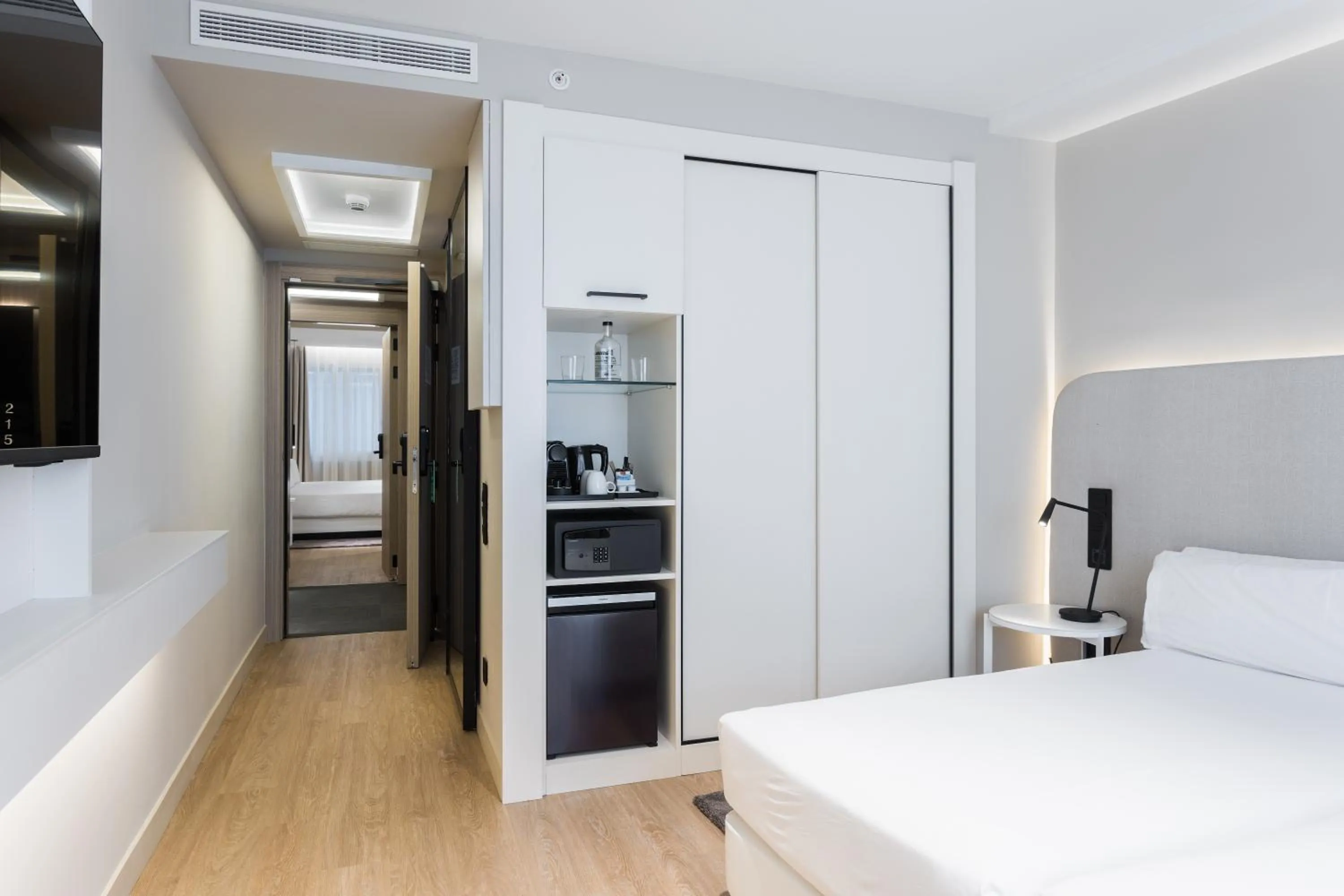 Photo of the whole room, Bed in Royal Ramblas