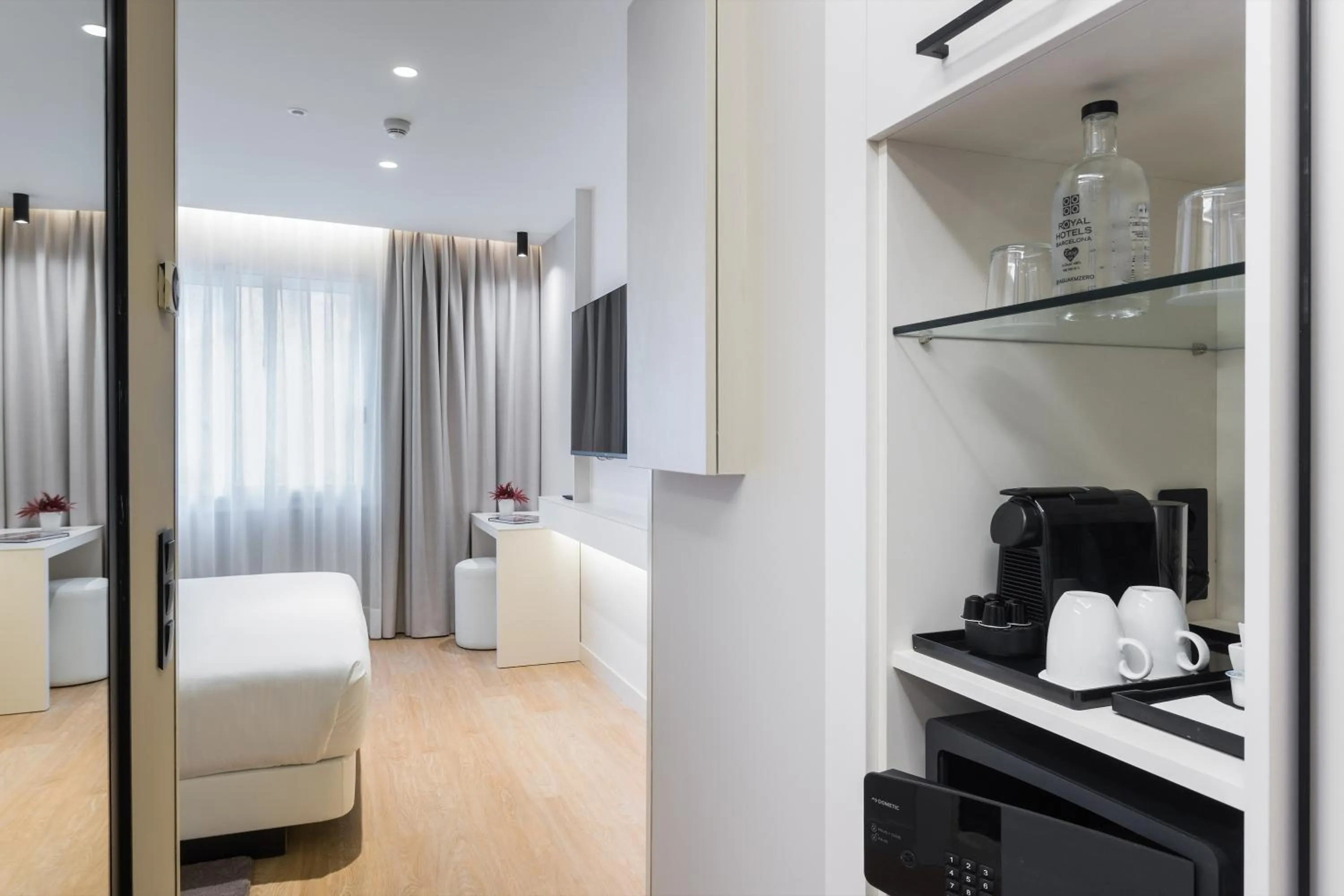 Photo of the whole room, Bed in Royal Ramblas