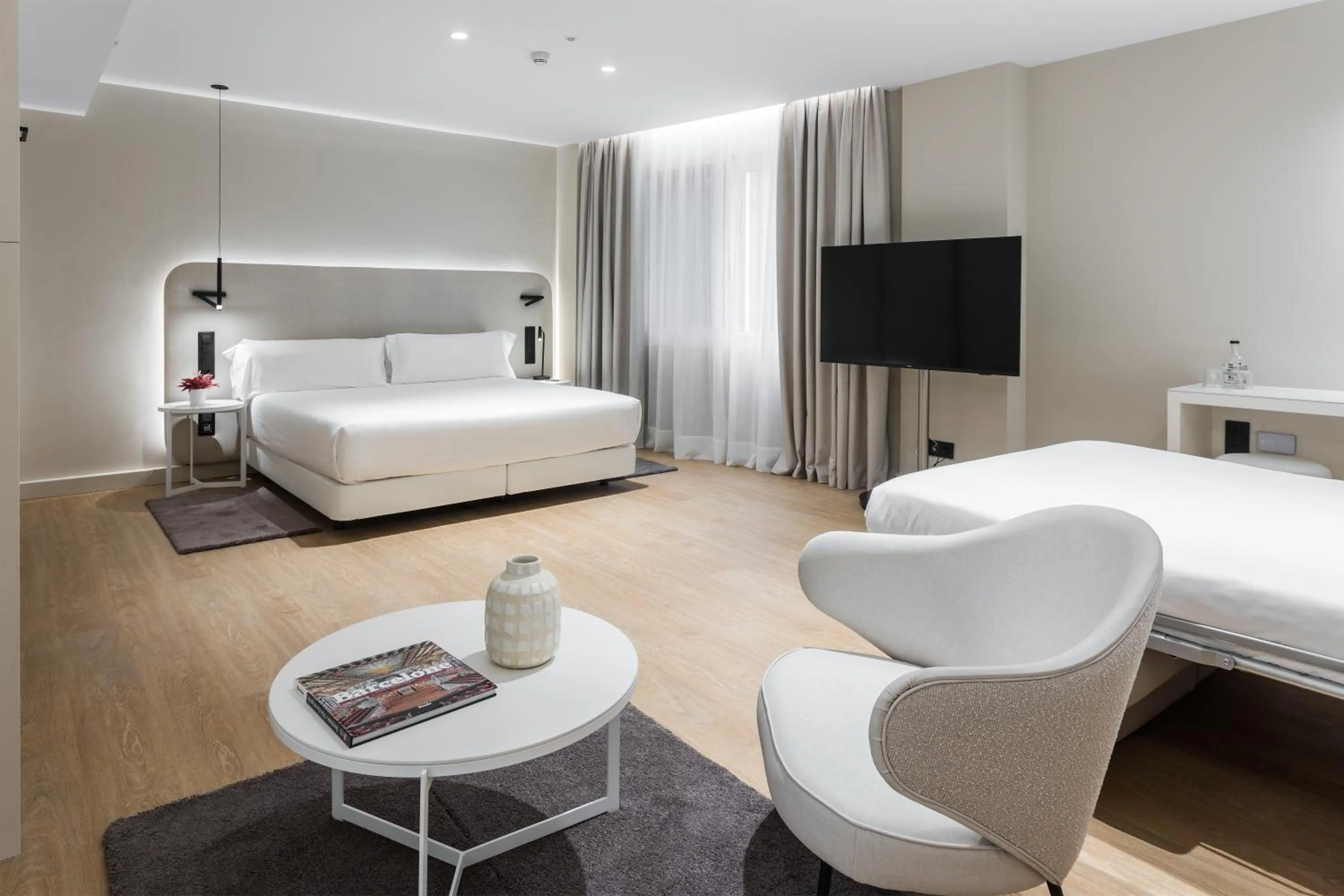 Photo of the whole room, Bed in Royal Ramblas