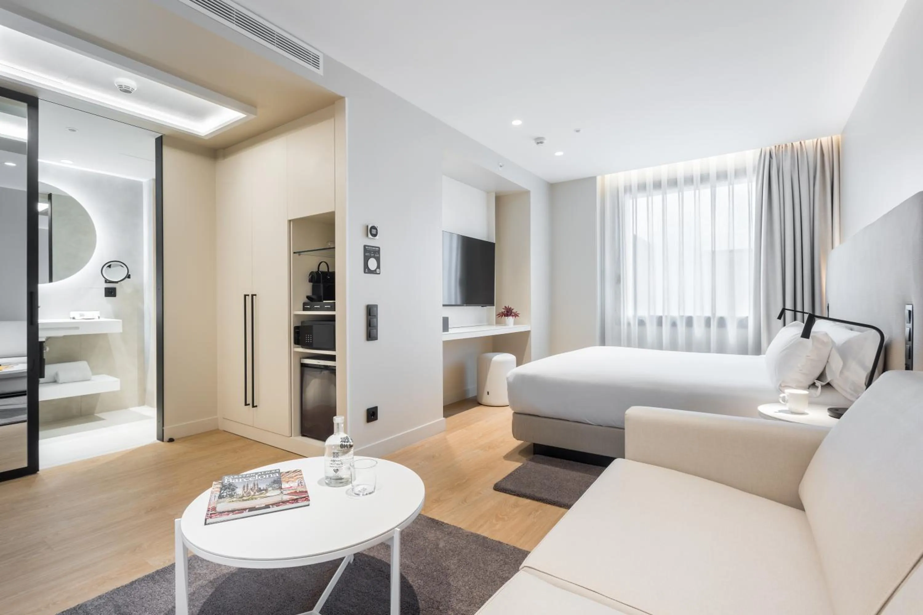 Photo of the whole room, Bed in Royal Ramblas