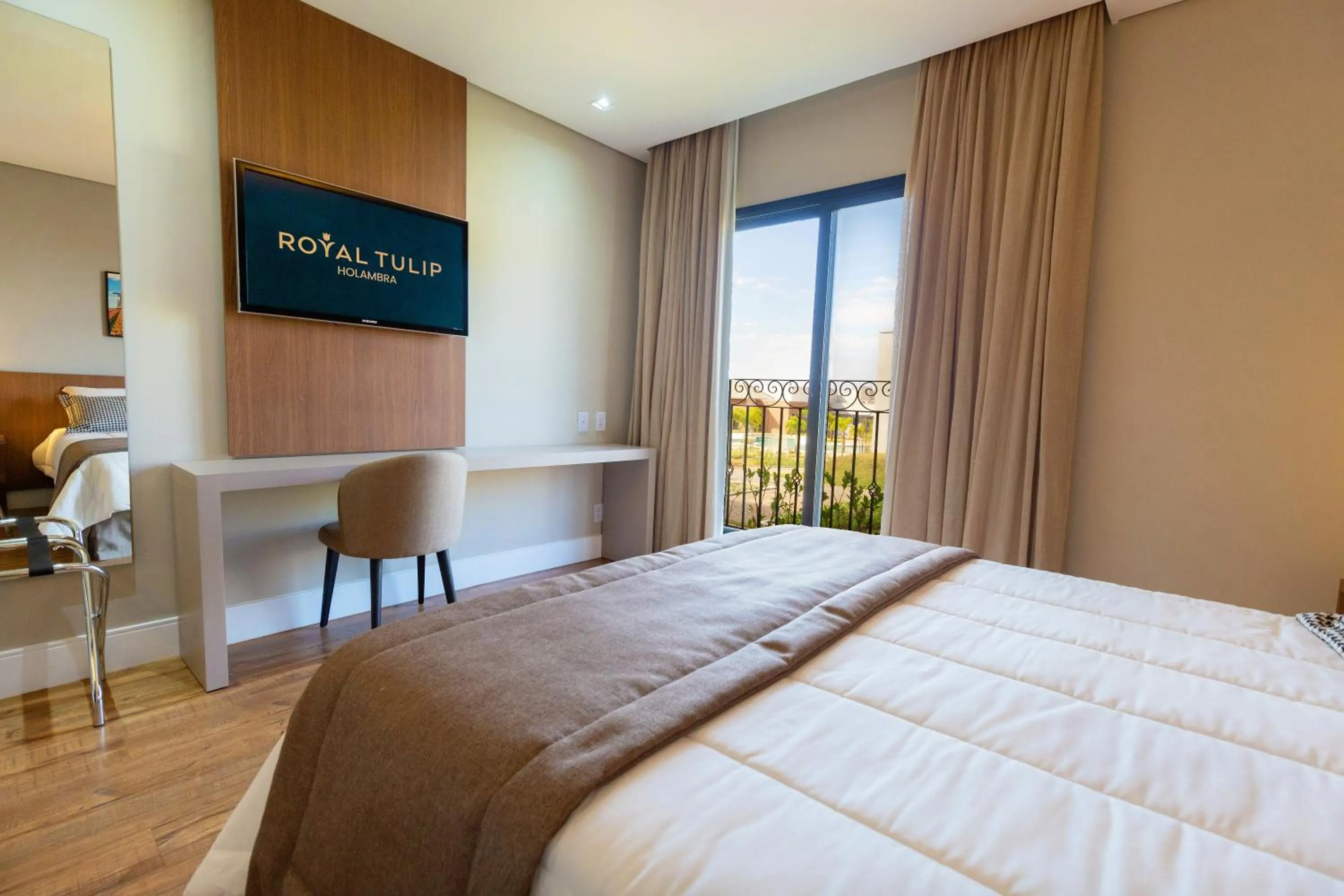 Bedroom, Bed in Royal Tulip Holambra