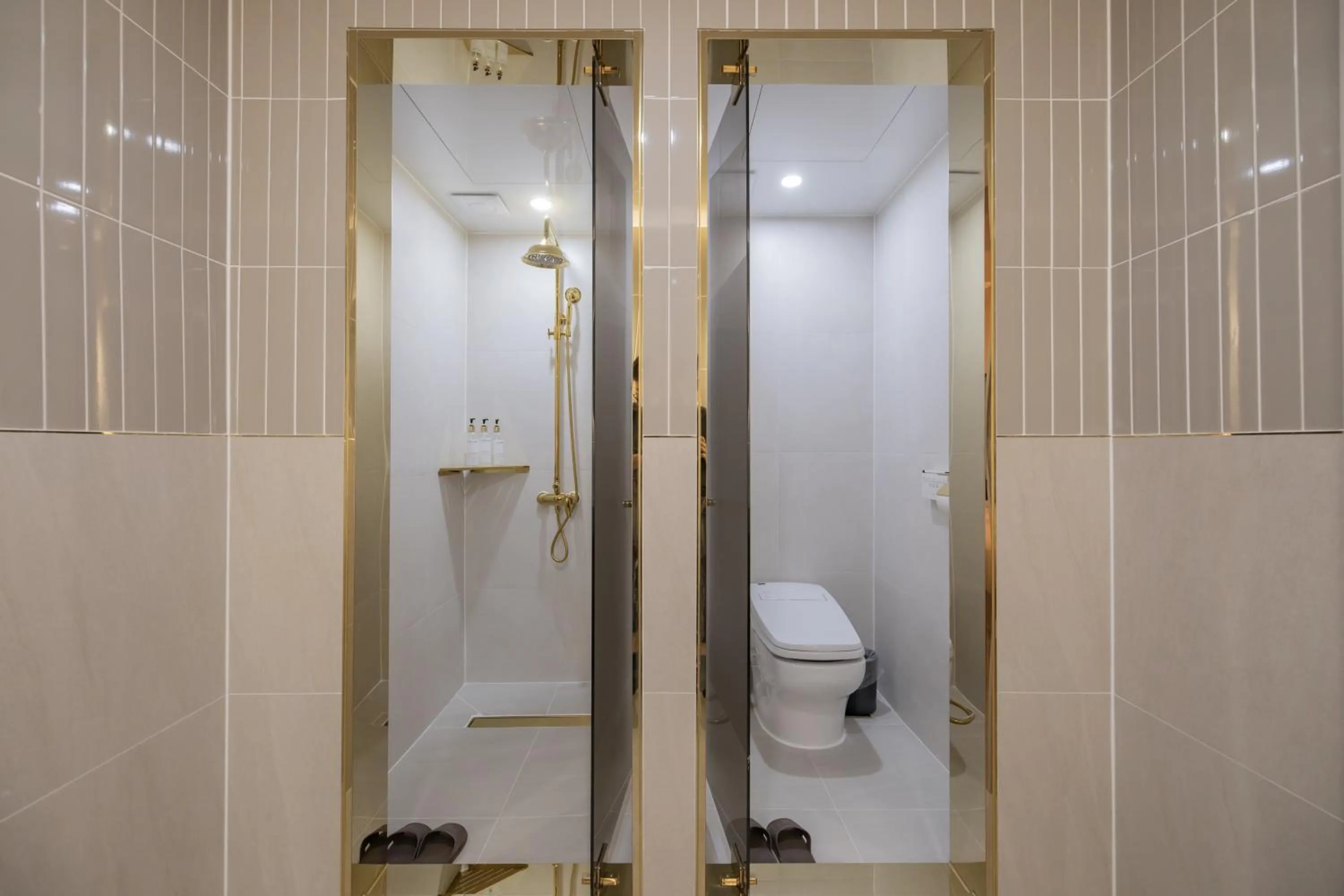 Shower in Denbasta Hotel Heritage