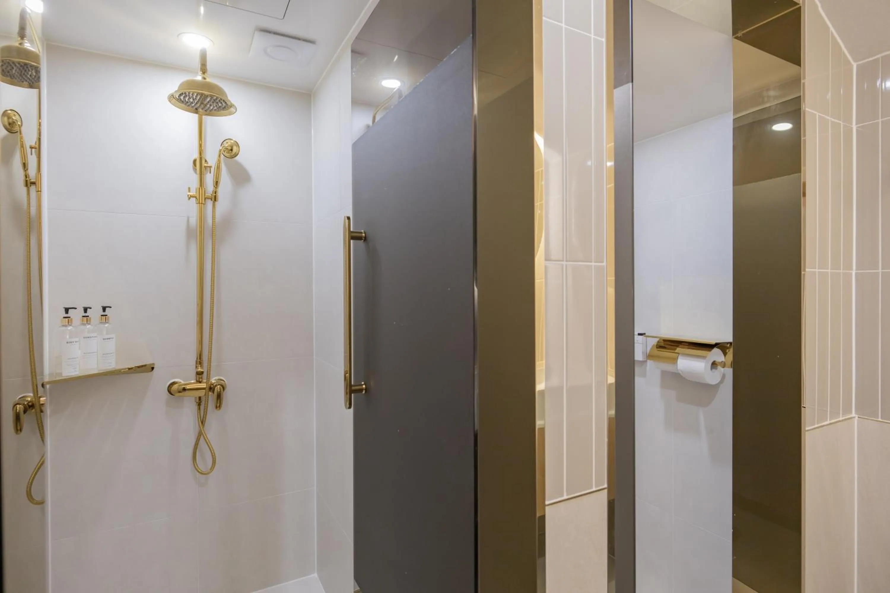 Shower in Denbasta Hotel Heritage