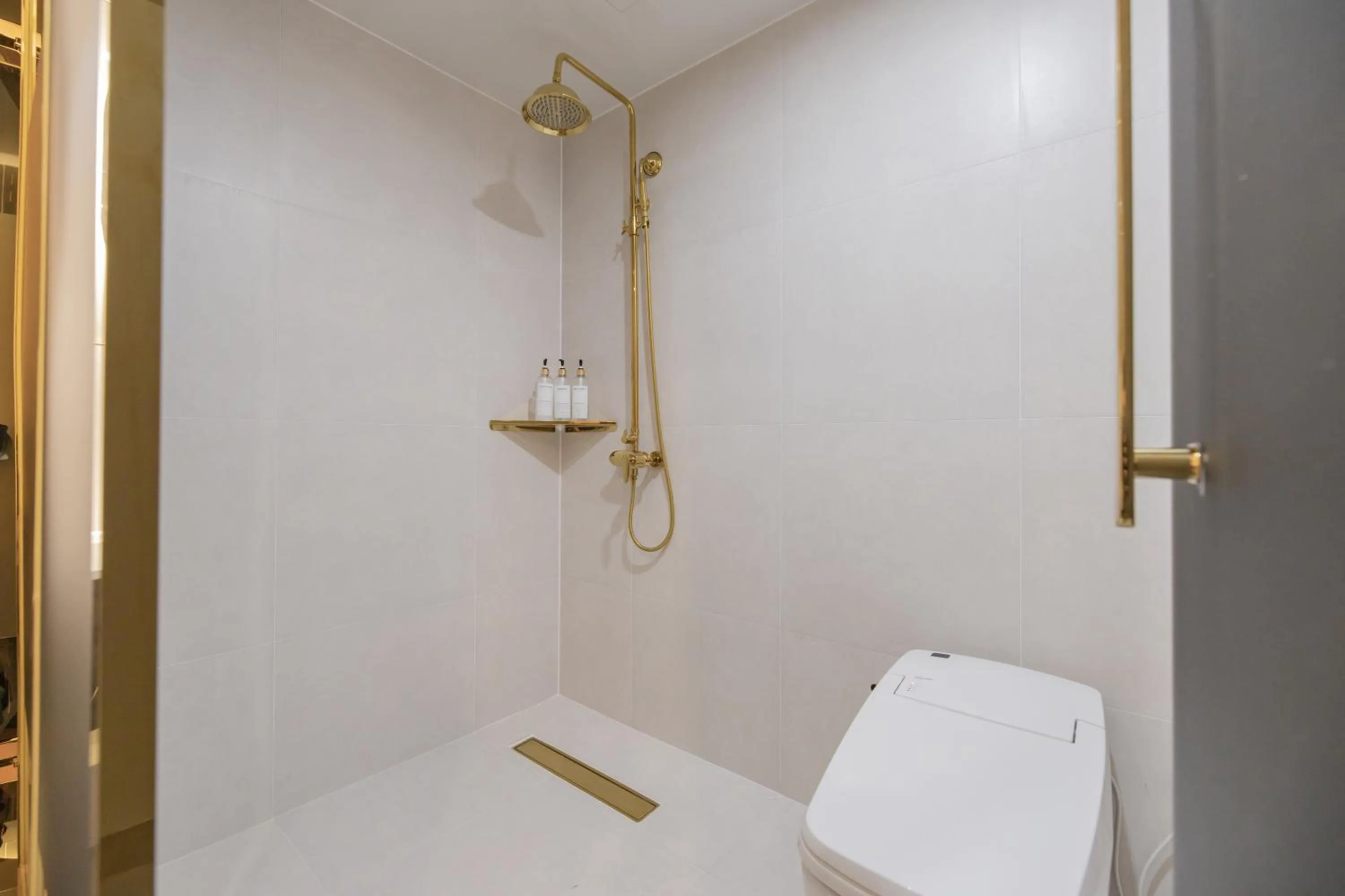 Shower in Denbasta Hotel Heritage