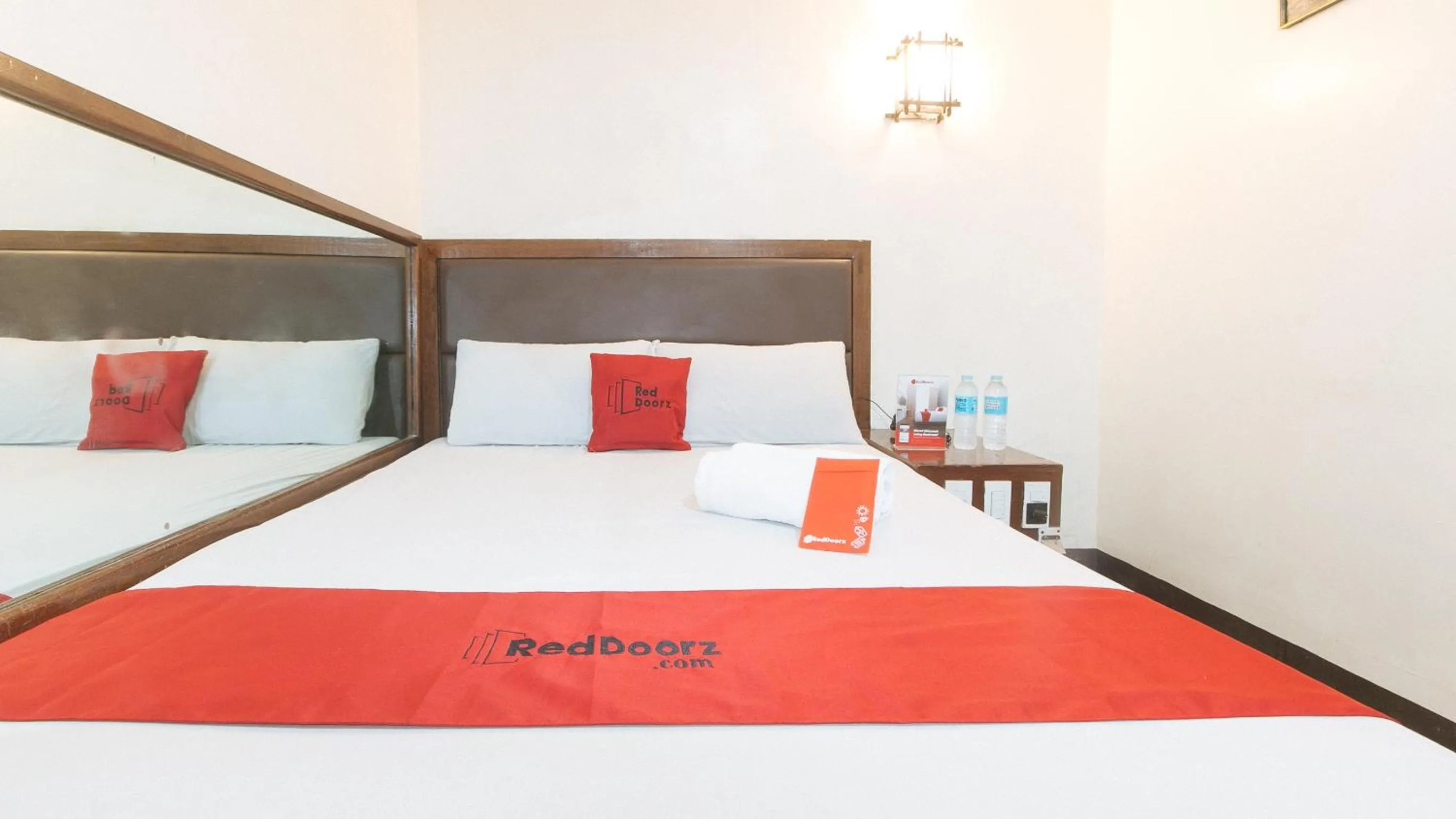 Bed in RedDoorz @ Riches Holiday Hotel Avenida