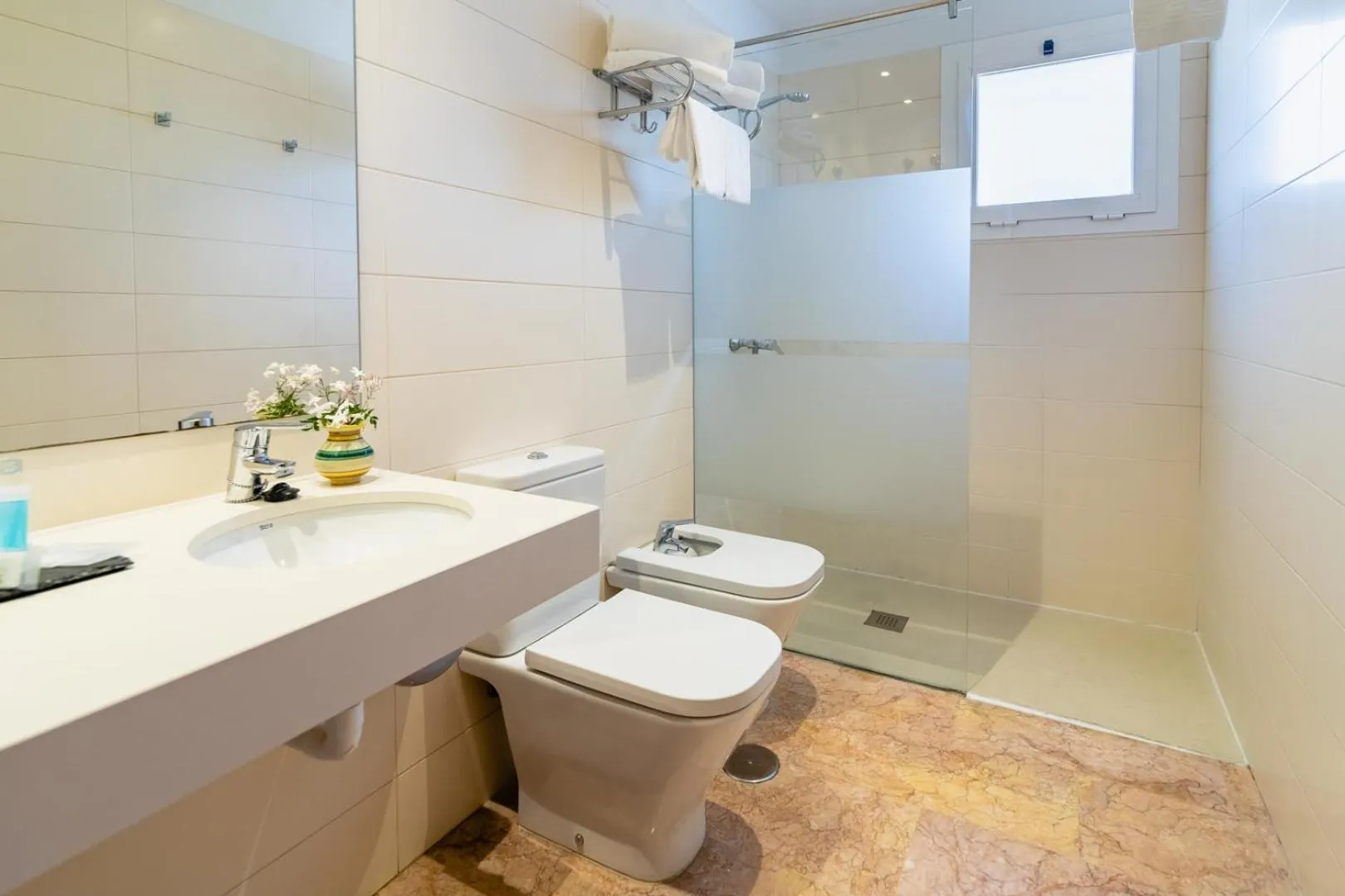 Toilet in Hotel Riad Arruzafa