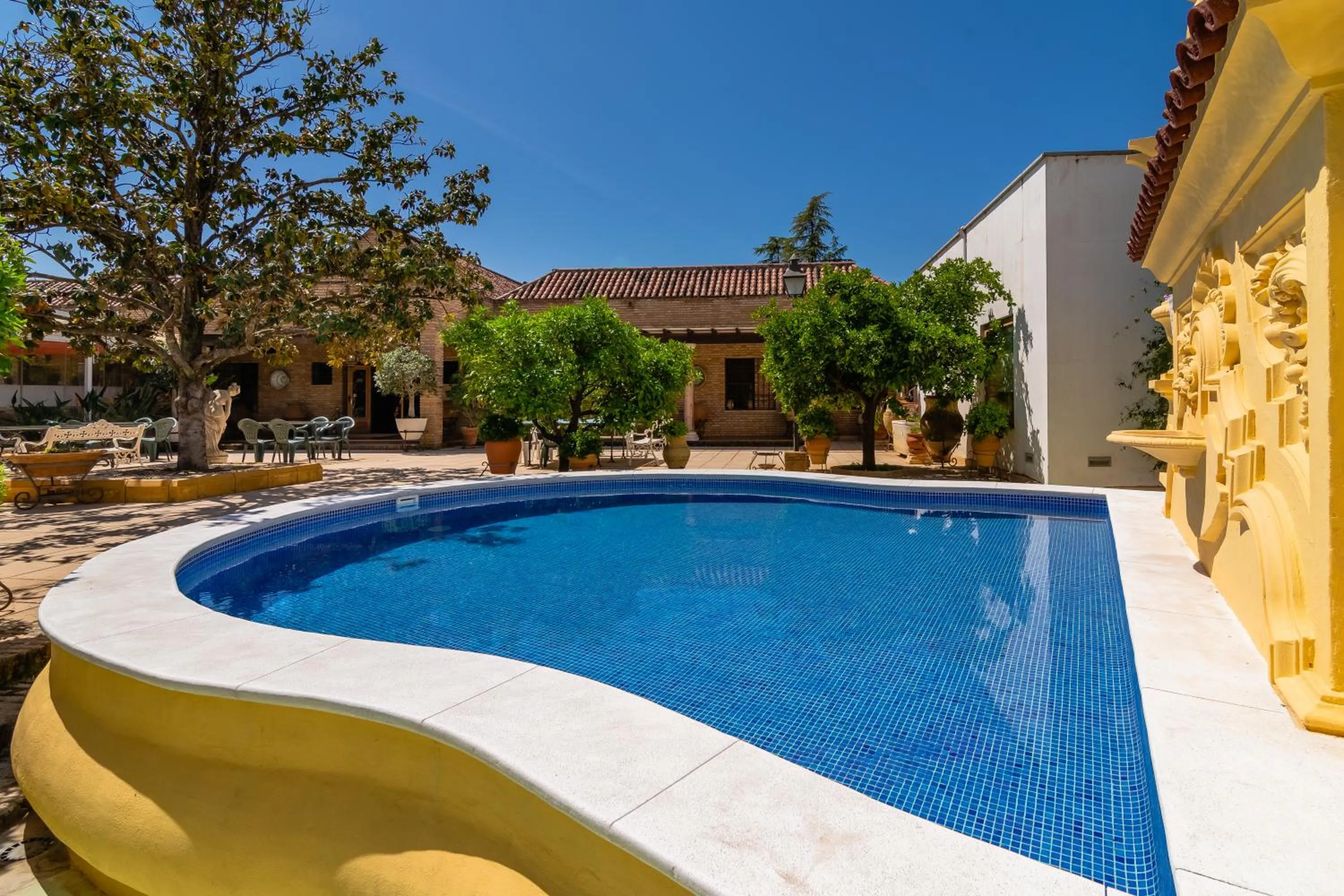 Pool view in Hotel Riad Arruzafa