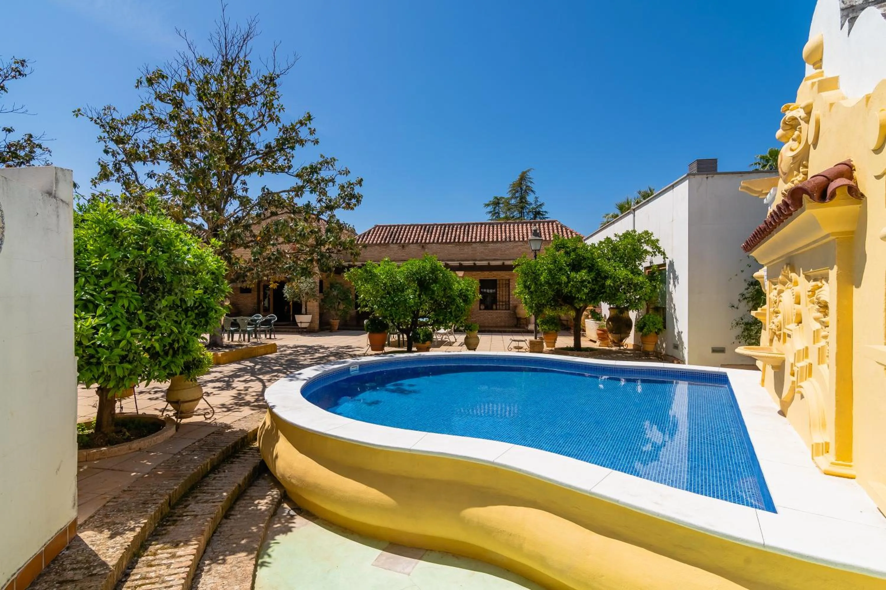 Garden view in Hotel Riad Arruzafa
