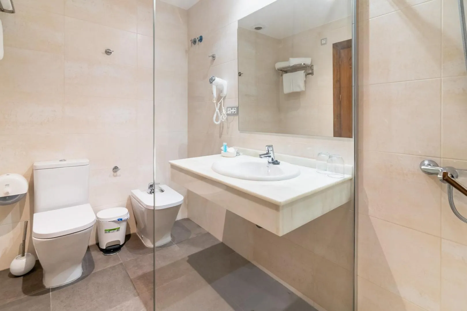 Shower in Hotel Riad Arruzafa