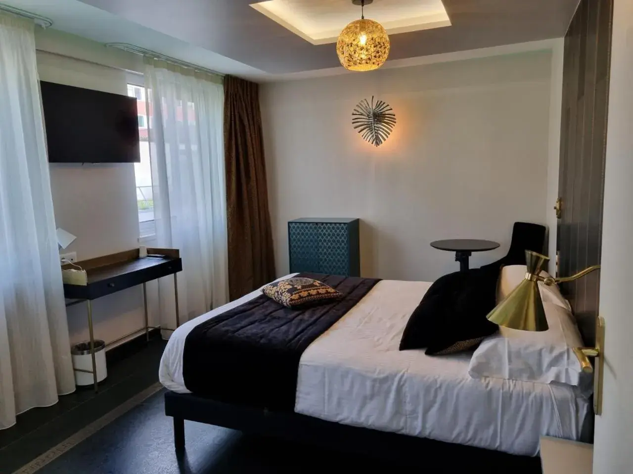 Bedroom, Bed in Hôtel d'Angleterre Rouen Centre Gare Bedroom, Bed in Hôtel d'Angleterre Rouen Centre Gare