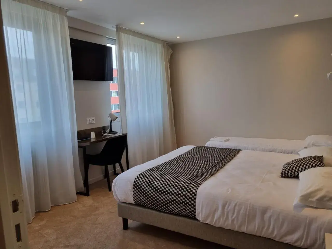 Bedroom, Bed in Hôtel d'Angleterre Rouen Centre Gare Bedroom, Bed in Hôtel d'Angleterre Rouen Centre Gare