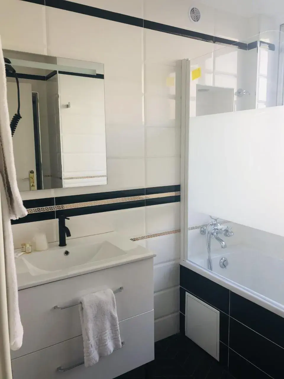 Superior Double Room in Hôtel d'Angleterre Rouen Centre Gare Superior Double Room in Hôtel d'Angleterre Rouen Centre Gare