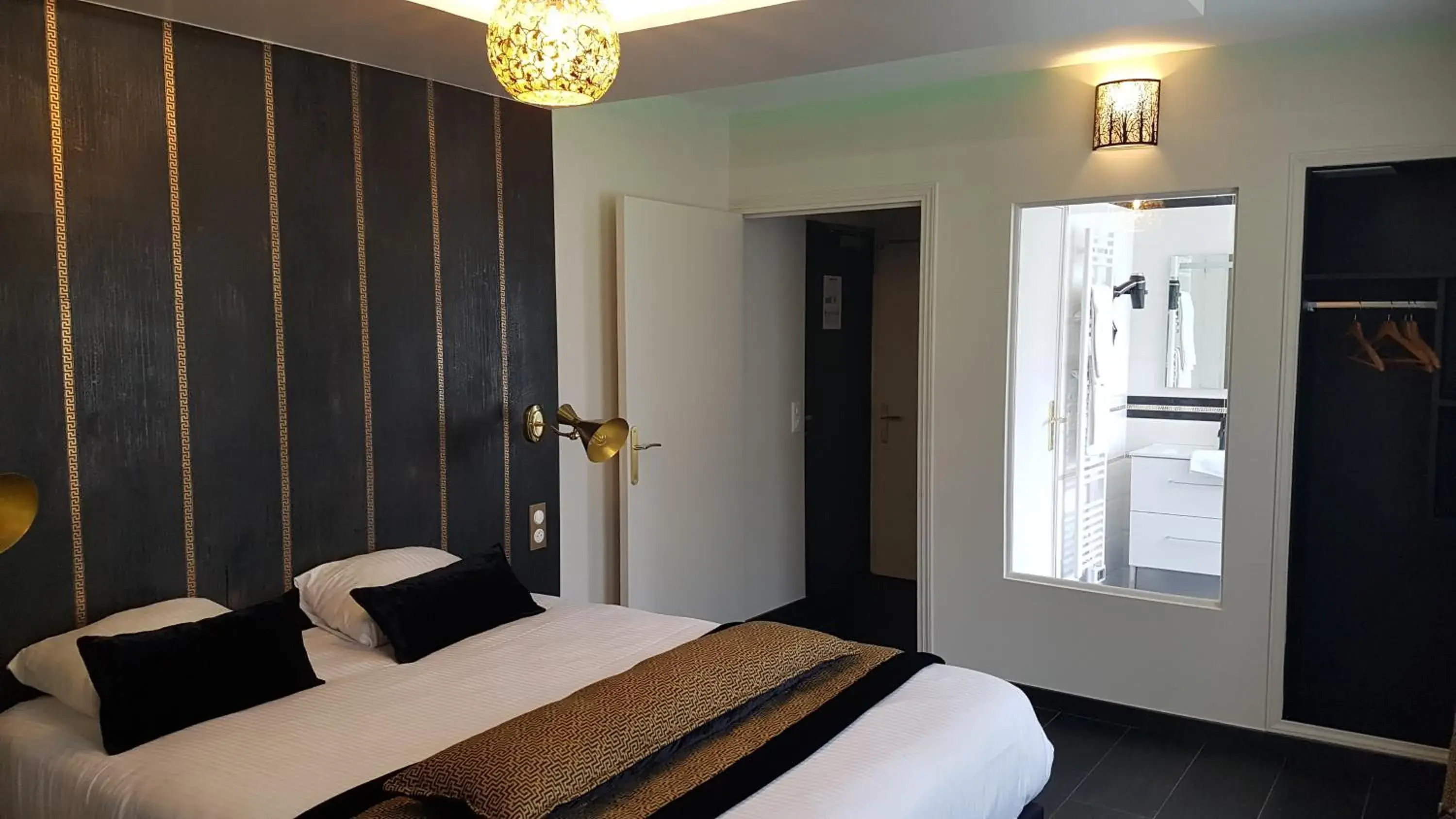 Photo of the whole room, Bed in Hôtel d'Angleterre Rouen Centre Gare Photo of the whole room, Bed in Hôtel d'Angleterre Rouen Centre Gare