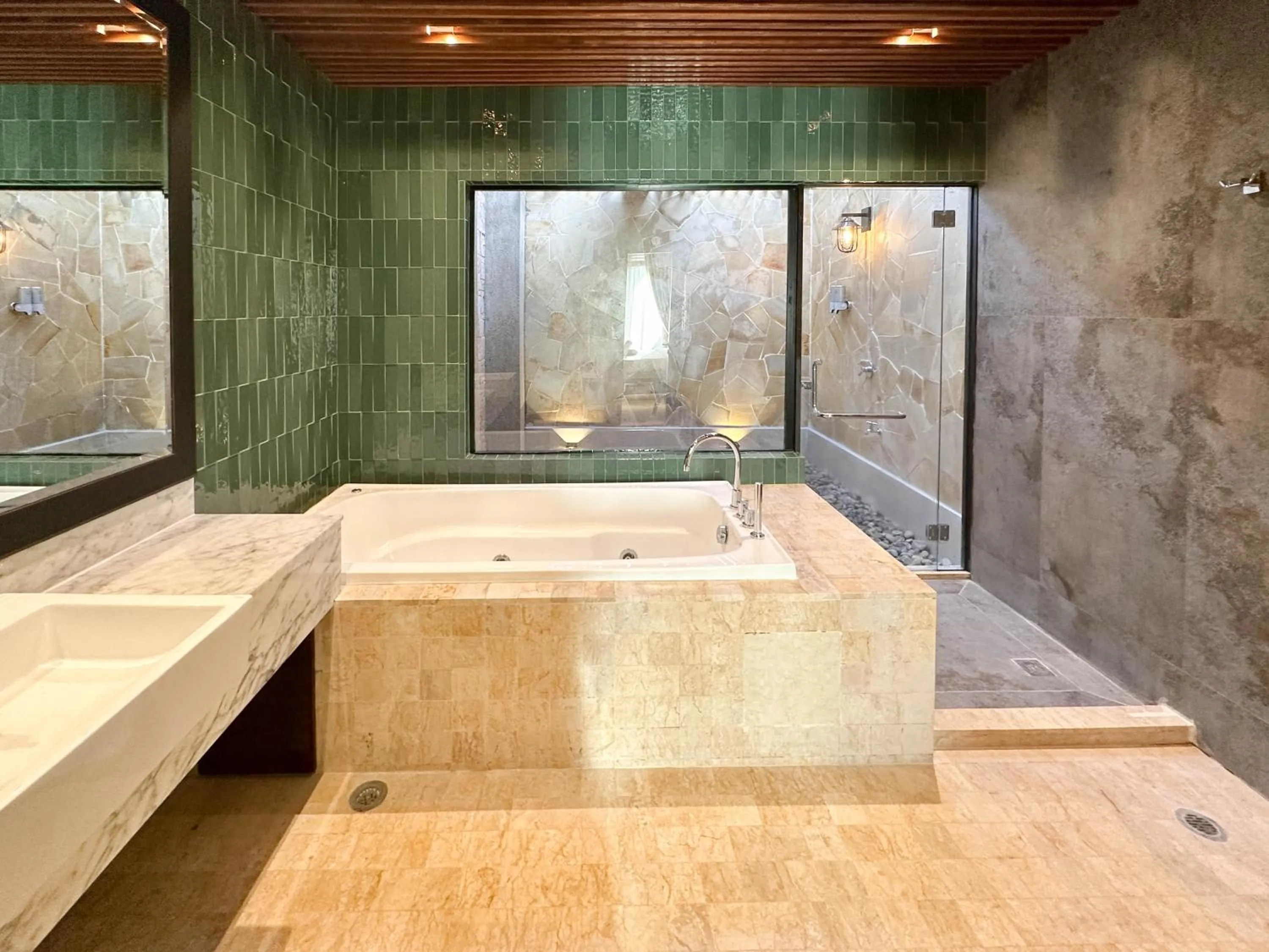 Shower in Bonheur at Karambunai