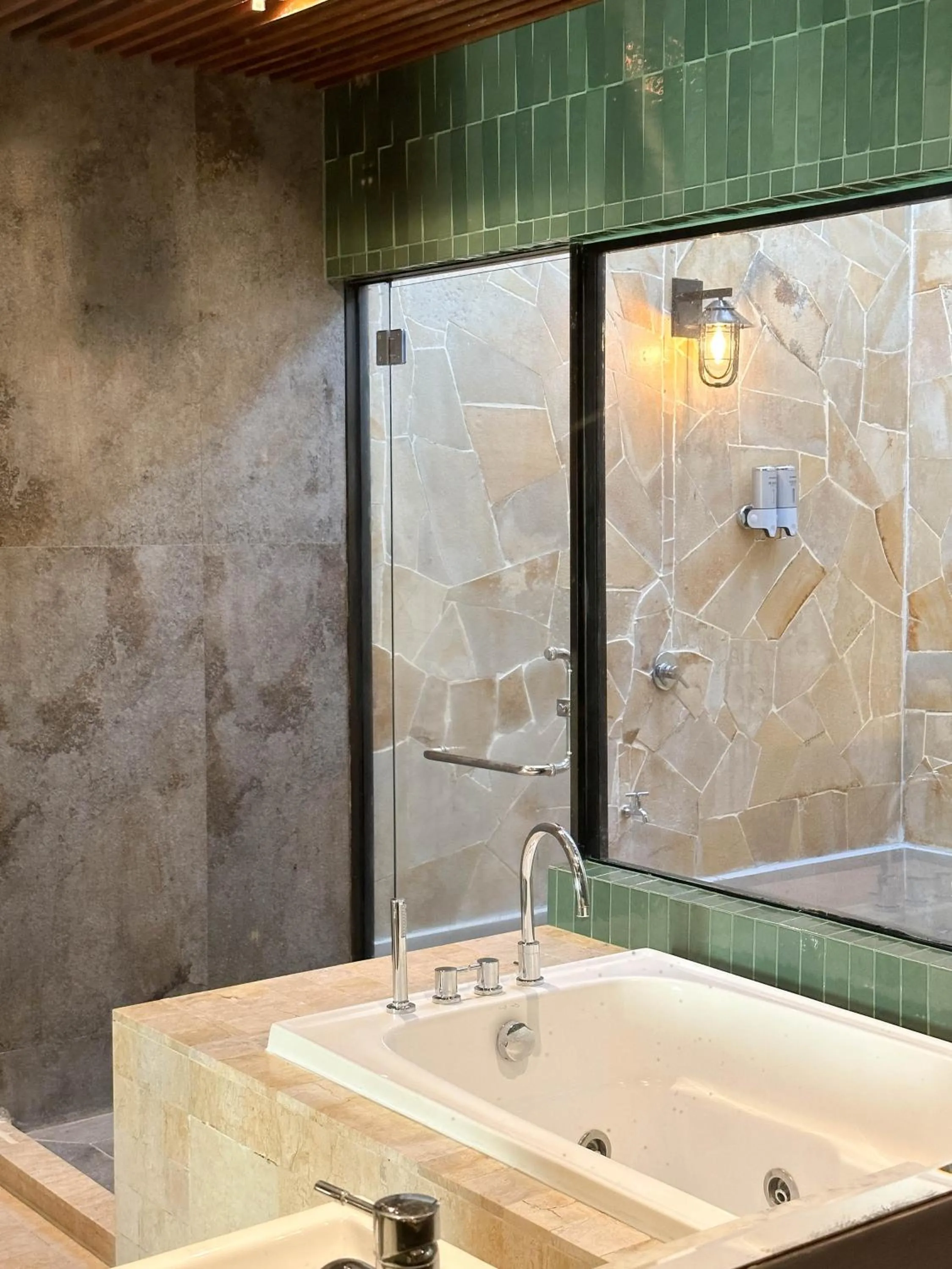 Shower in Bonheur at Karambunai