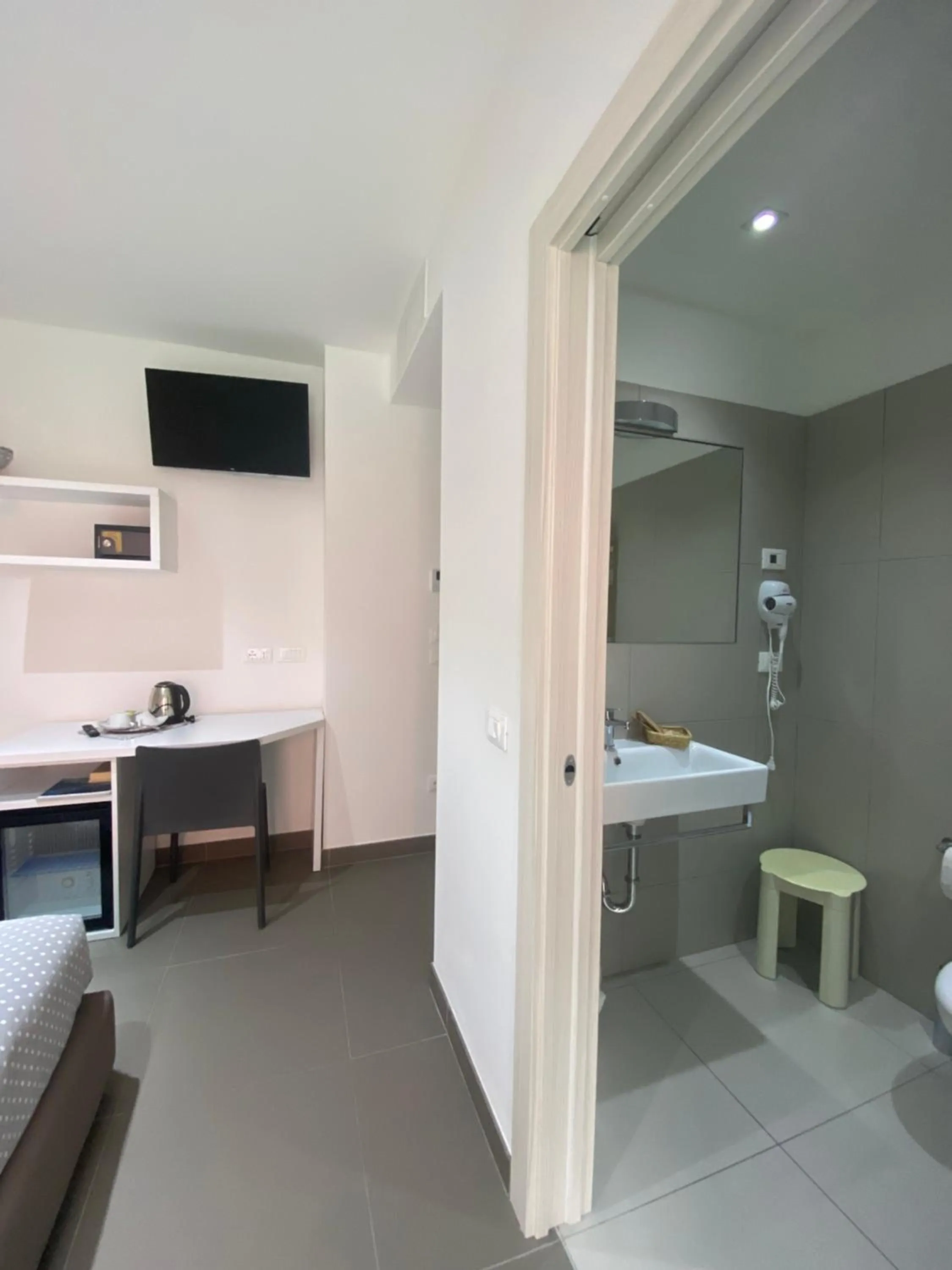 Bathroom, Bed in Hotel Aurora & Appartamenti