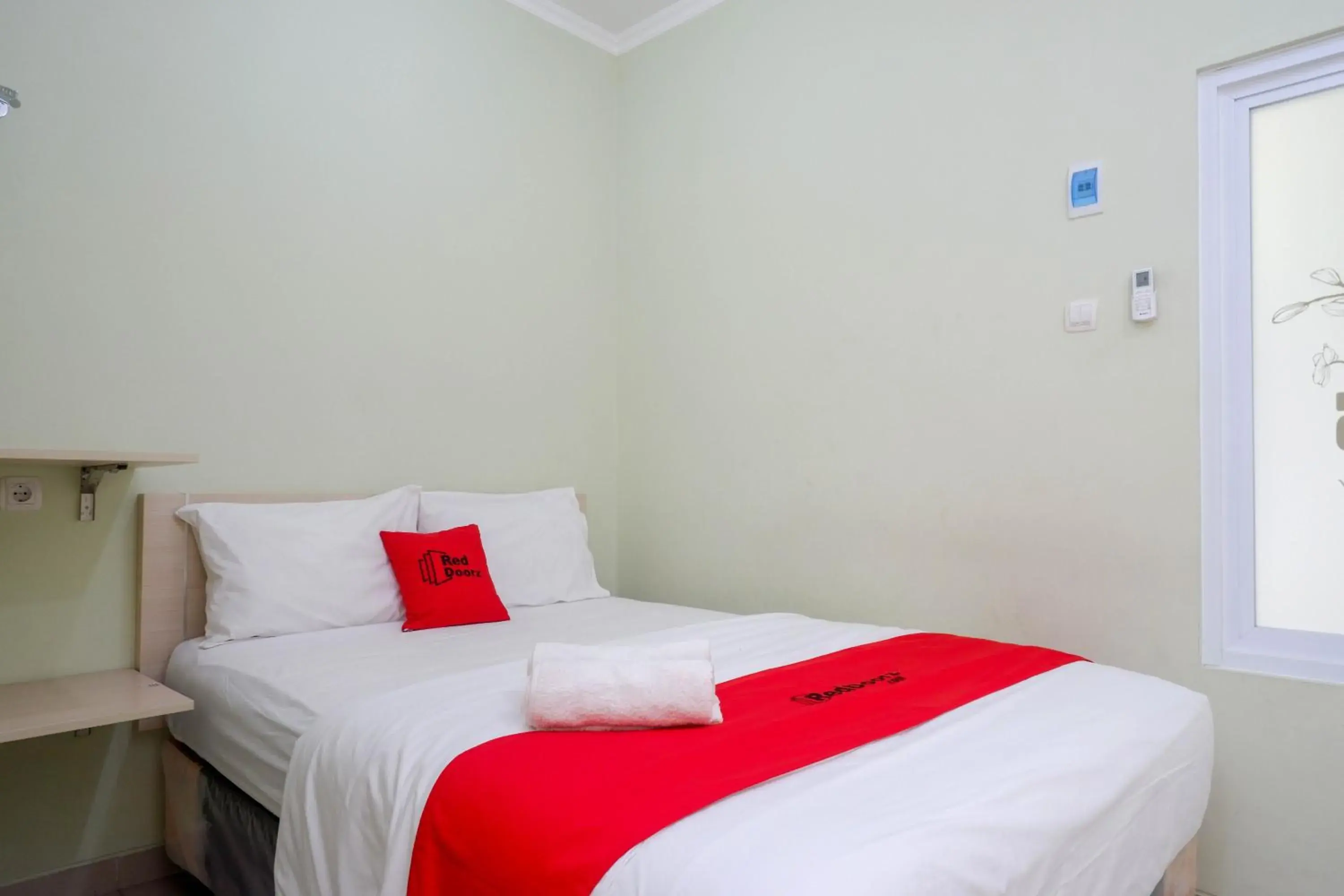 Standard Double Room in RedDoorz Syariah near Gerbang Tol Krapyak 2 Semarang Standard Double Room in RedDoorz Syariah near Gerbang Tol Krapyak 2 Semarang