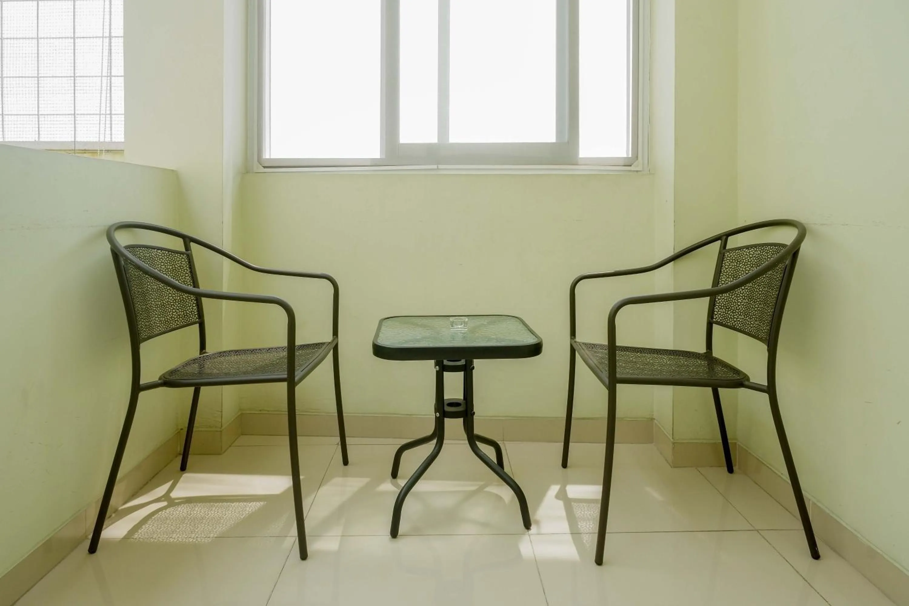 Seating area in RedDoorz Syariah near Gerbang Tol Krapyak 2 Semarang