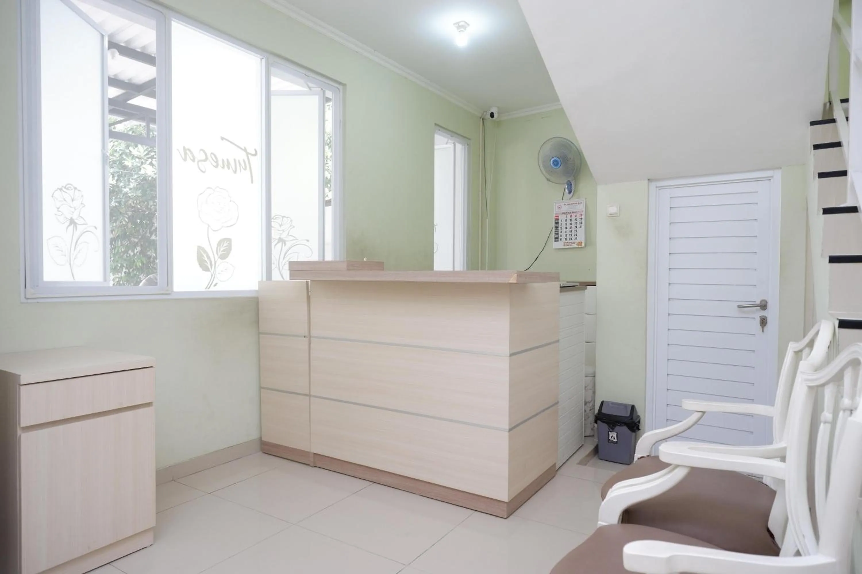 Lobby or reception in RedDoorz Syariah near Gerbang Tol Krapyak 2 Semarang