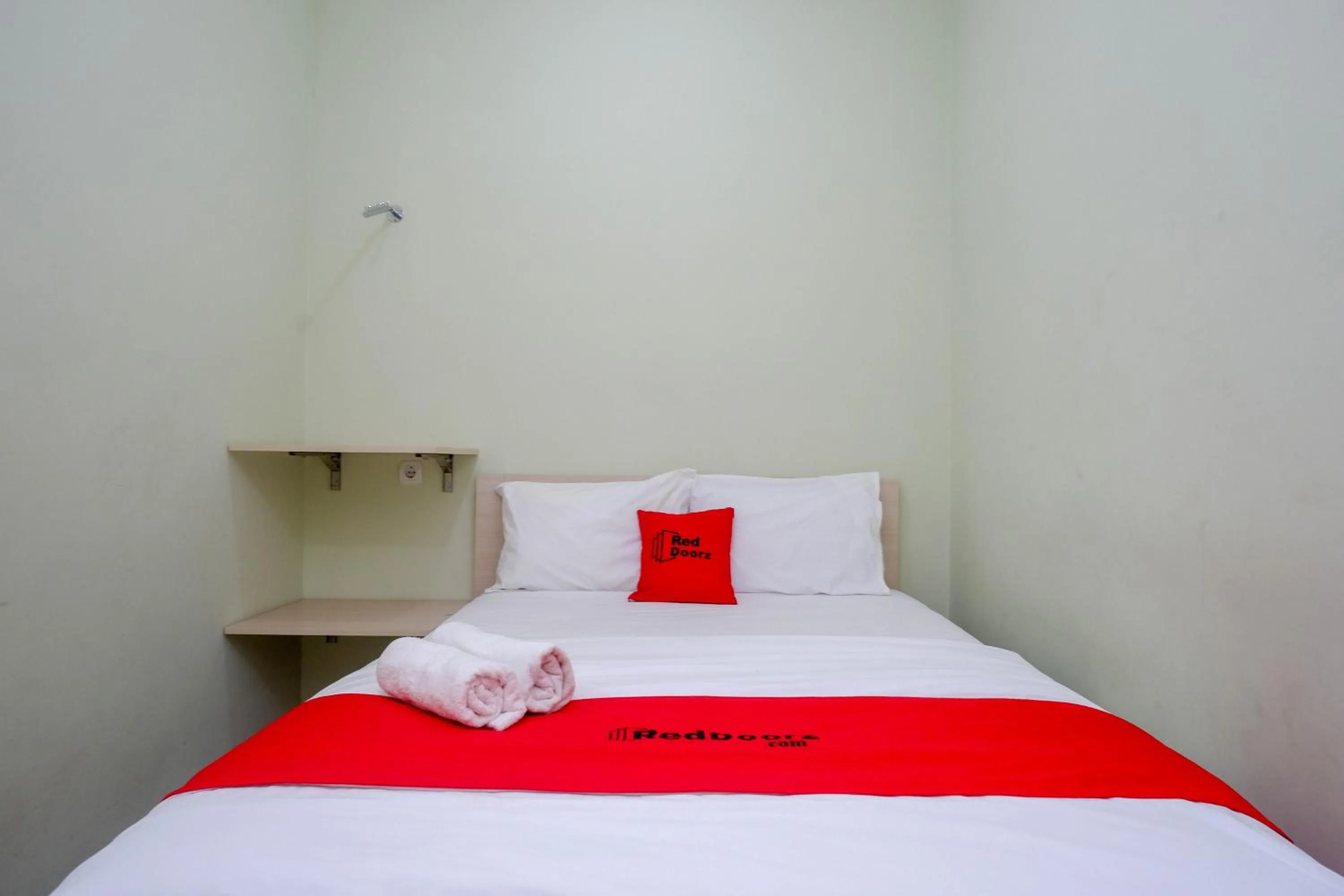 Bedroom, Bed in RedDoorz Syariah near Gerbang Tol Krapyak 2 Semarang