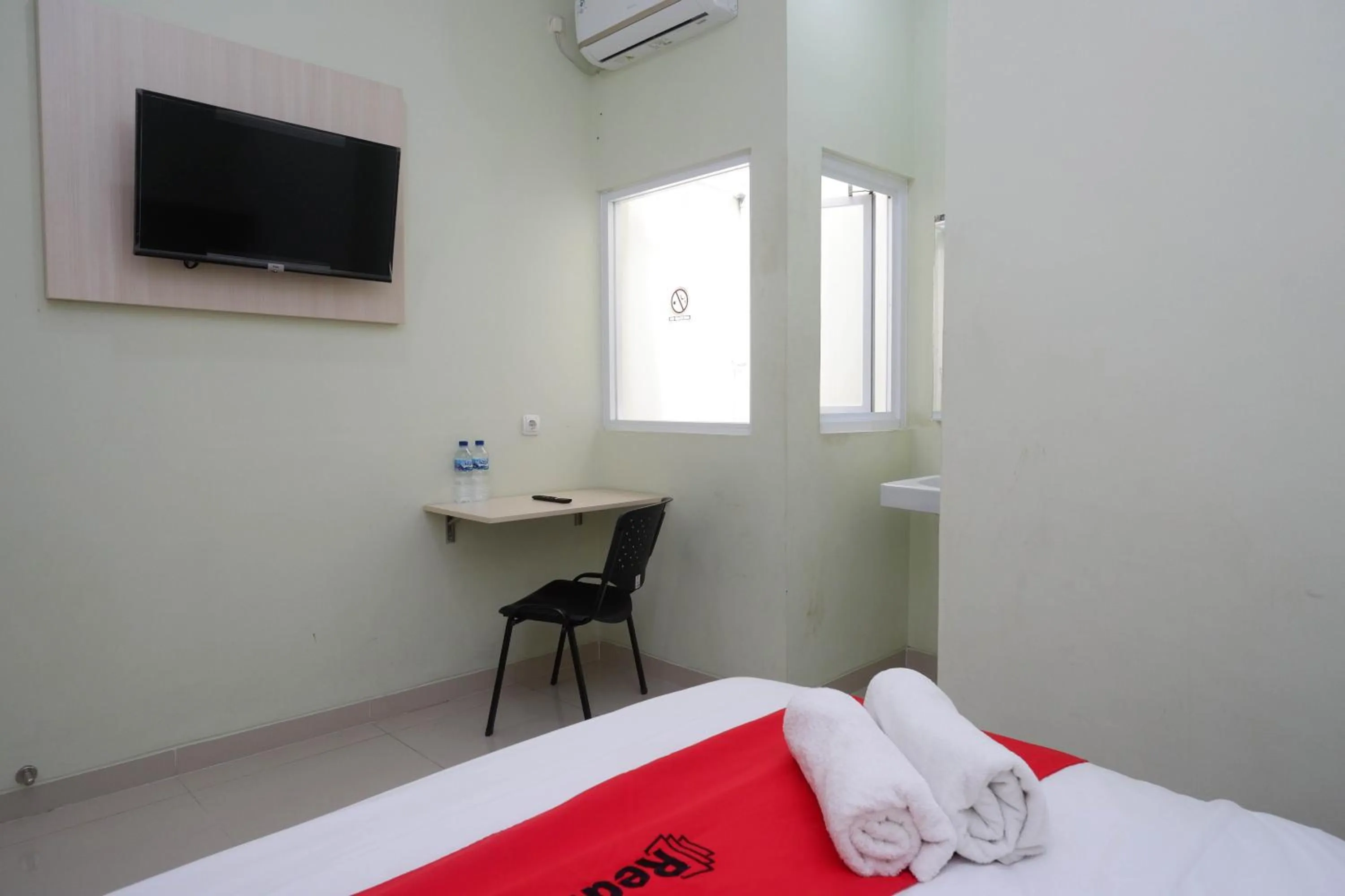 Bedroom, Bed in RedDoorz Syariah near Gerbang Tol Krapyak 2 Semarang