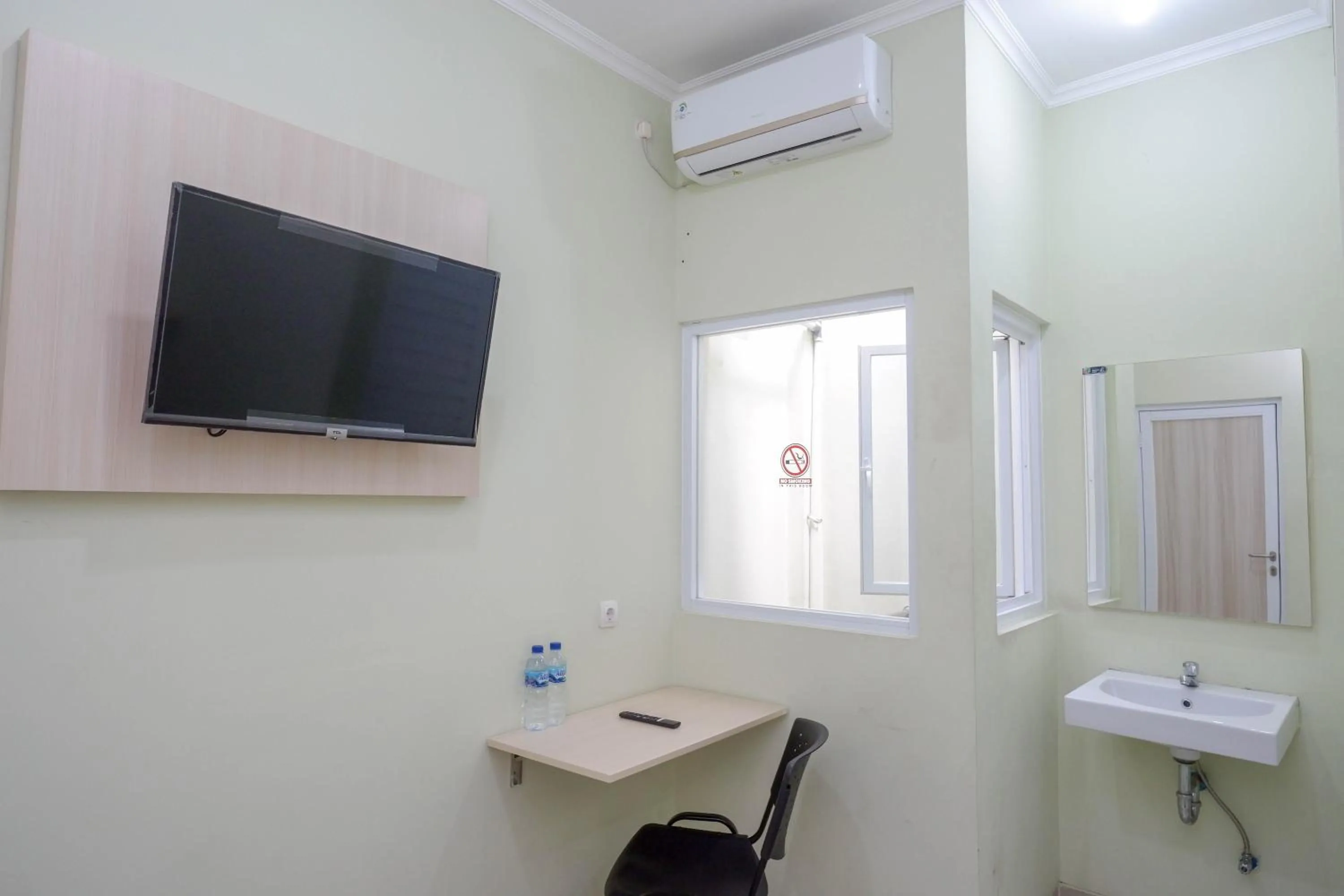 Bedroom in RedDoorz Syariah near Gerbang Tol Krapyak 2 Semarang