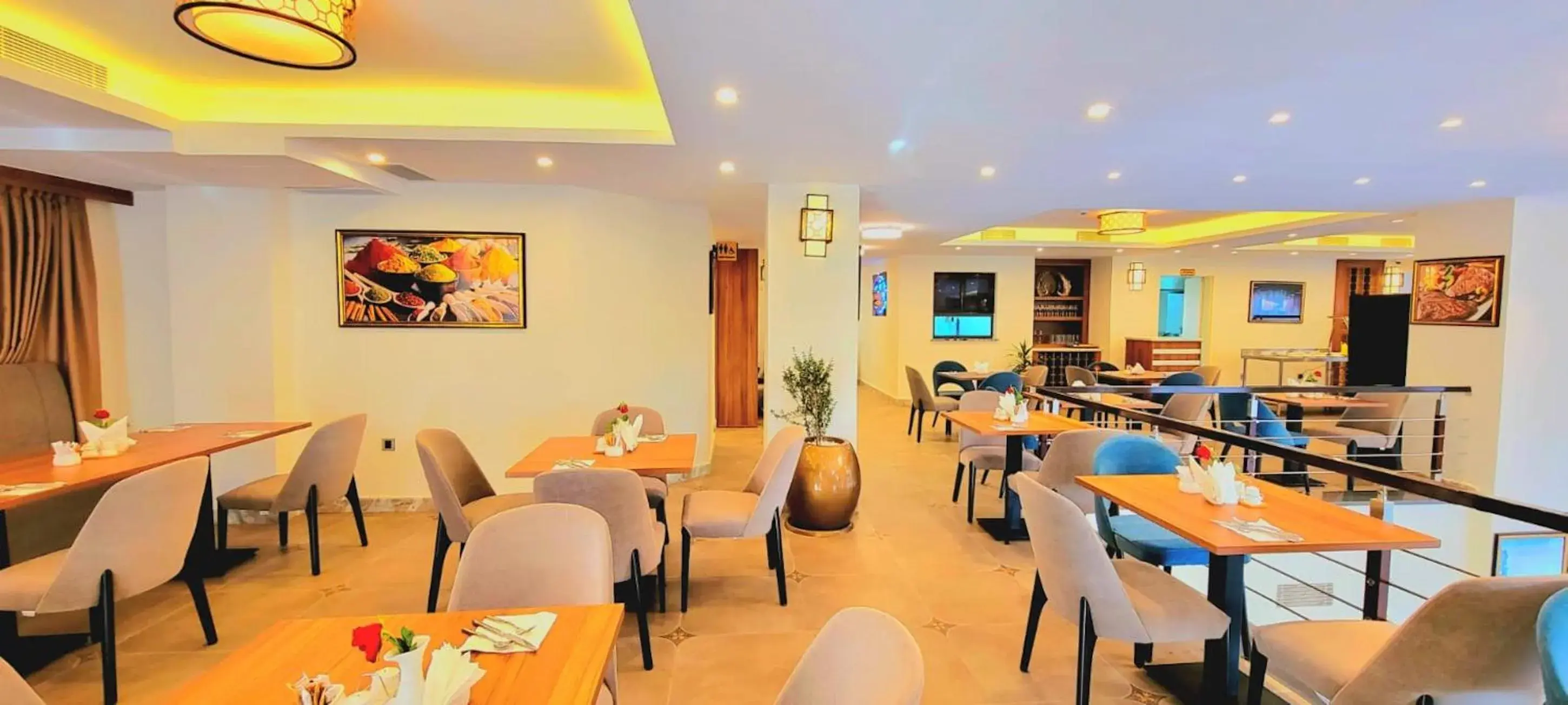 Restaurant/places to eat in TH BonRoyal Hotel Restaurant/places to eat in TH BonRoyal Hotel