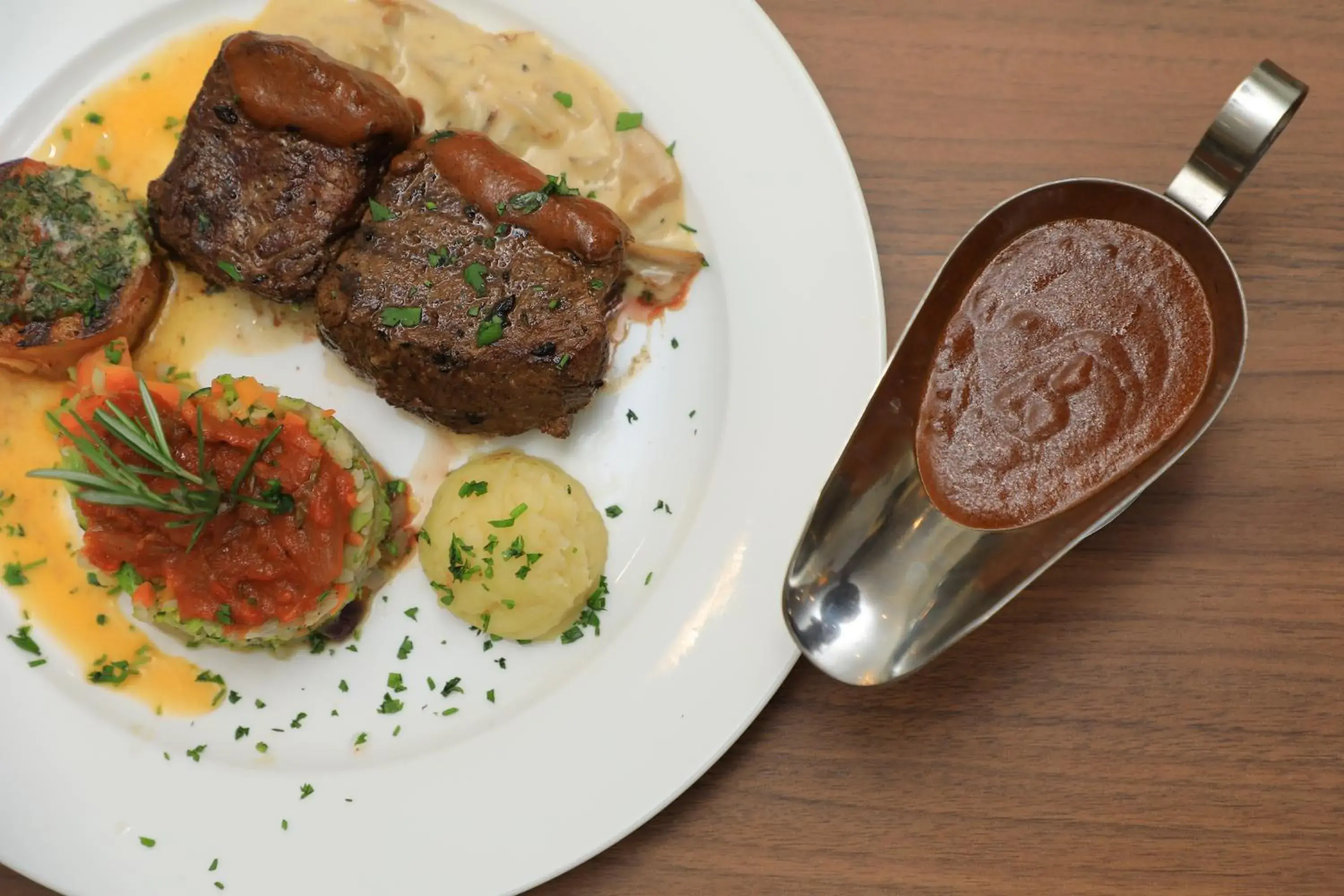 Restaurant/places to eat in TH BonRoyal Hotel Restaurant/places to eat in TH BonRoyal Hotel