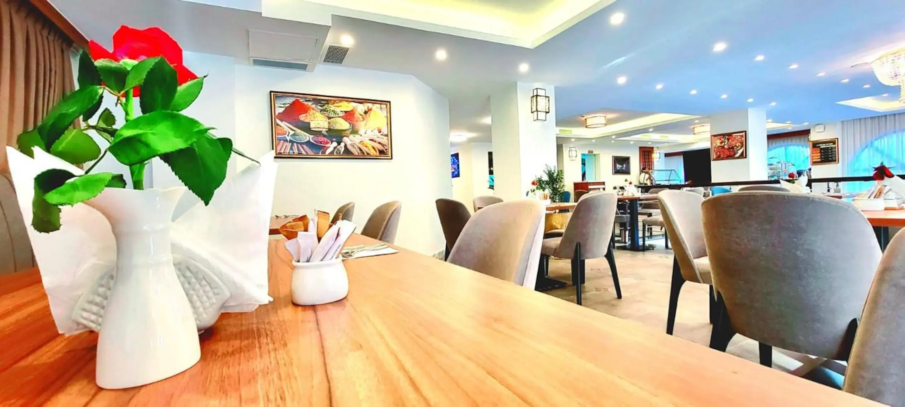 Restaurant/places to eat in TH BonRoyal Hotel Restaurant/places to eat in TH BonRoyal Hotel