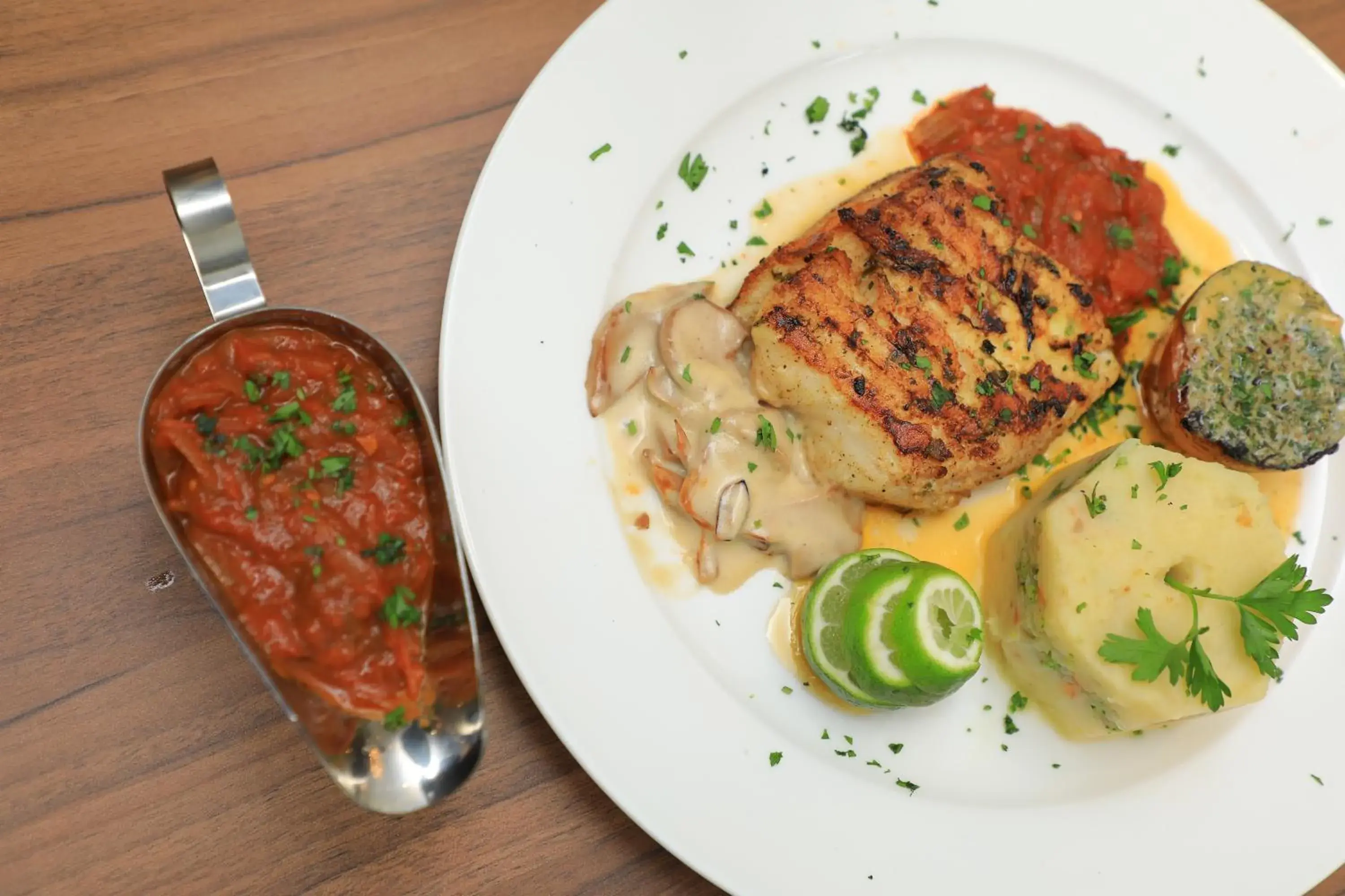 Restaurant/places to eat in TH BonRoyal Hotel Restaurant/places to eat in TH BonRoyal Hotel